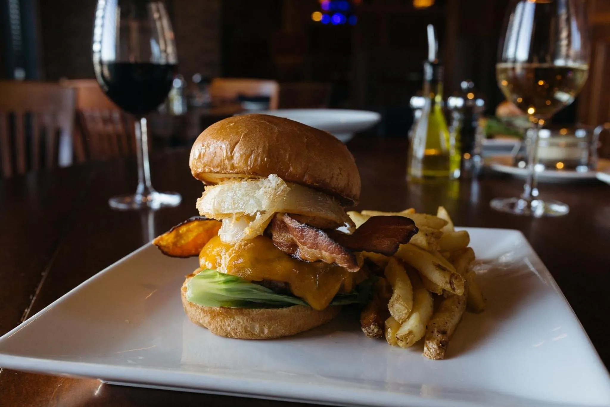 Restaurant/places to eat in Crowne Plaza SHENANDOAH - WOODLANDS AREA by IHG