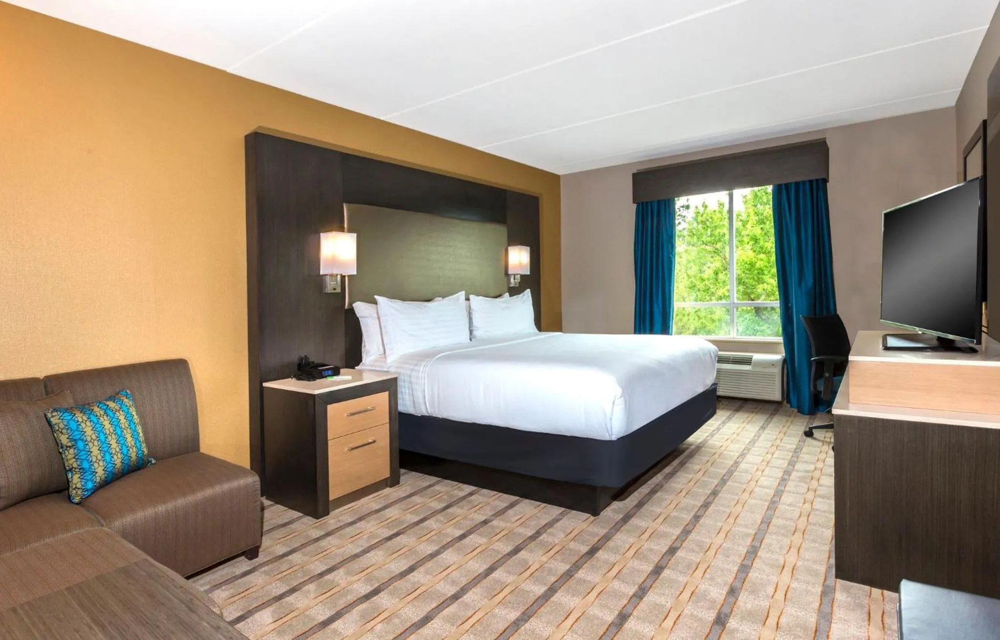 Photo of the whole room, Bed in Crowne Plaza SHENANDOAH - WOODLANDS AREA by IHG