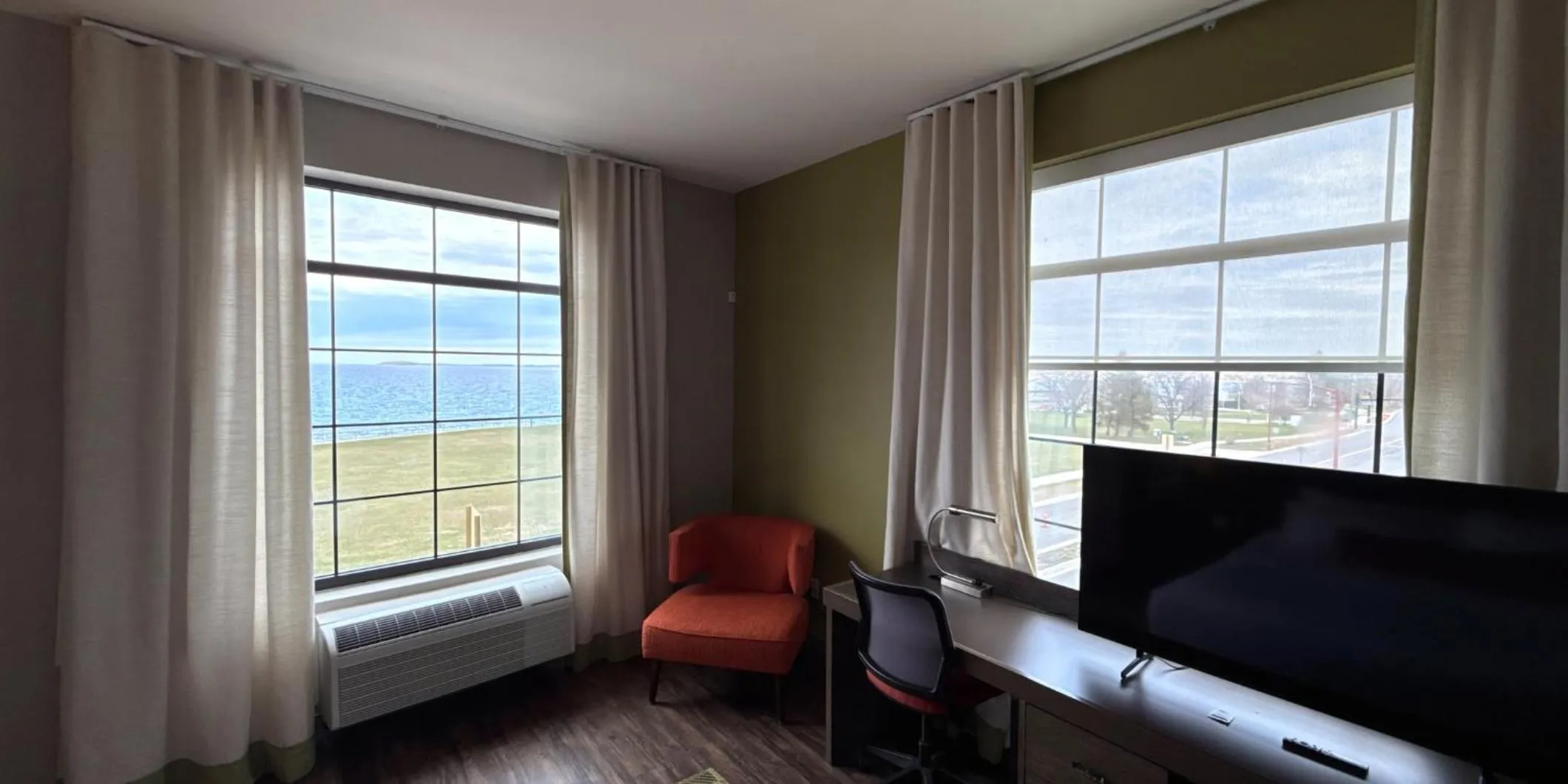 Photo of the whole room in Hotel Indigo Traverse City by IHG