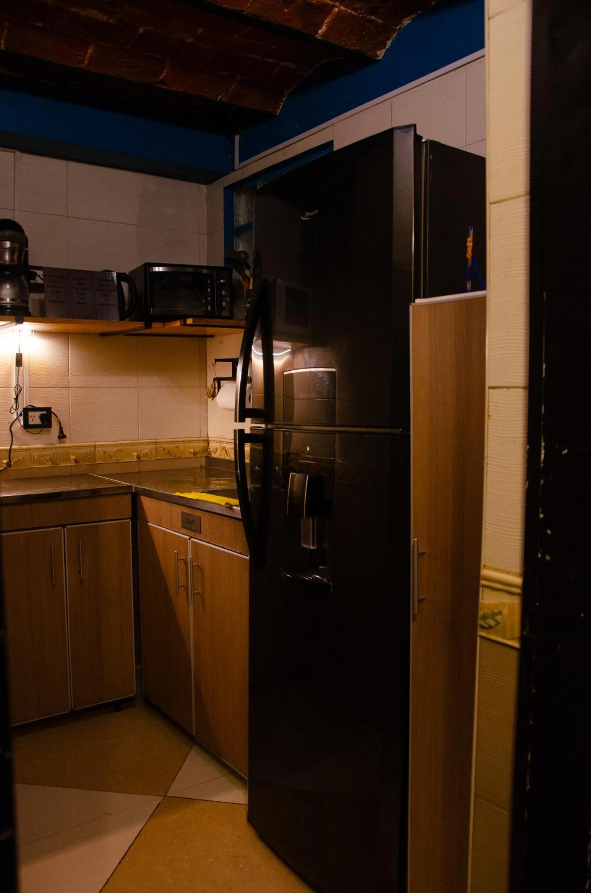 Communal kitchen in DEL900 Hotel Boutique