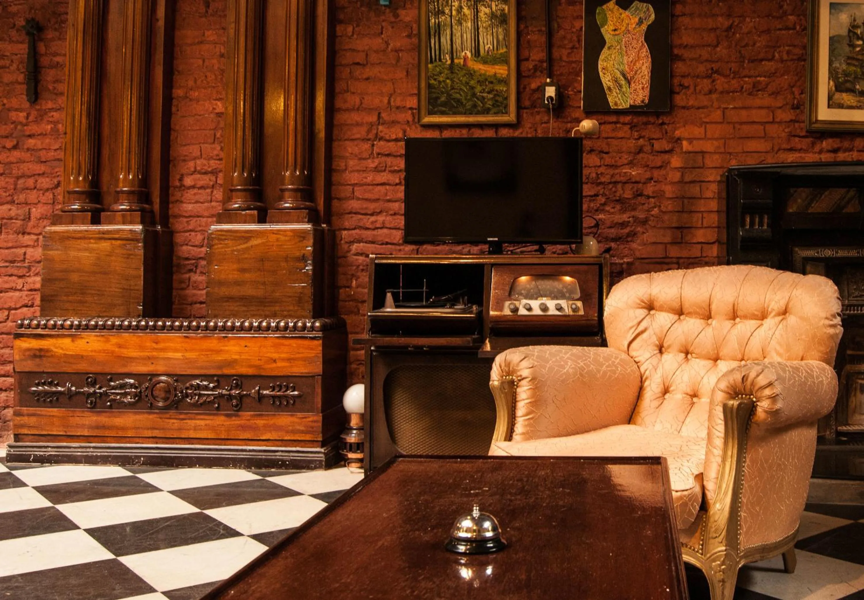 Communal lounge/ TV room in DEL900 Hotel Boutique