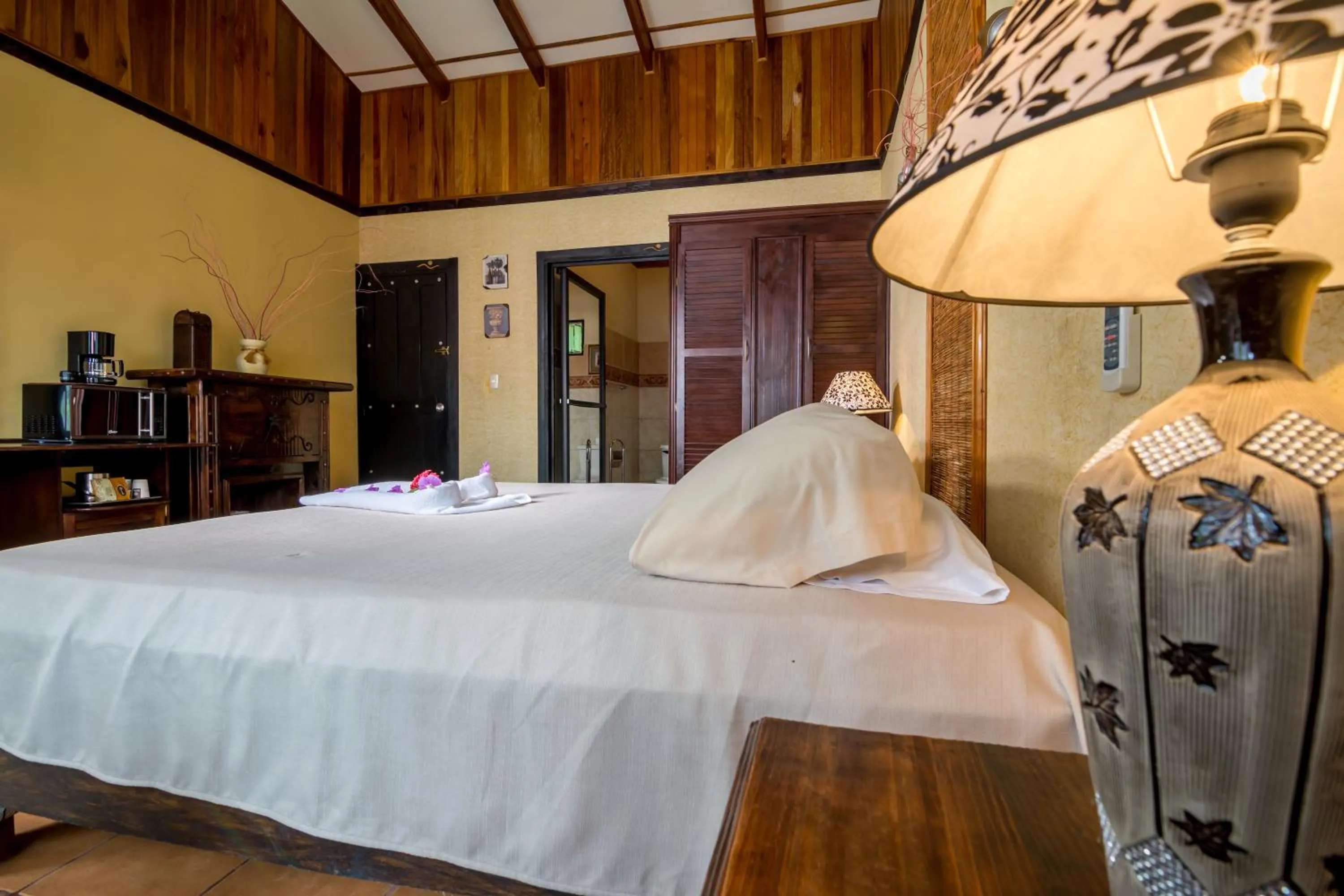 Coffee/tea facilities, Bed in Pacific Paradise Resort