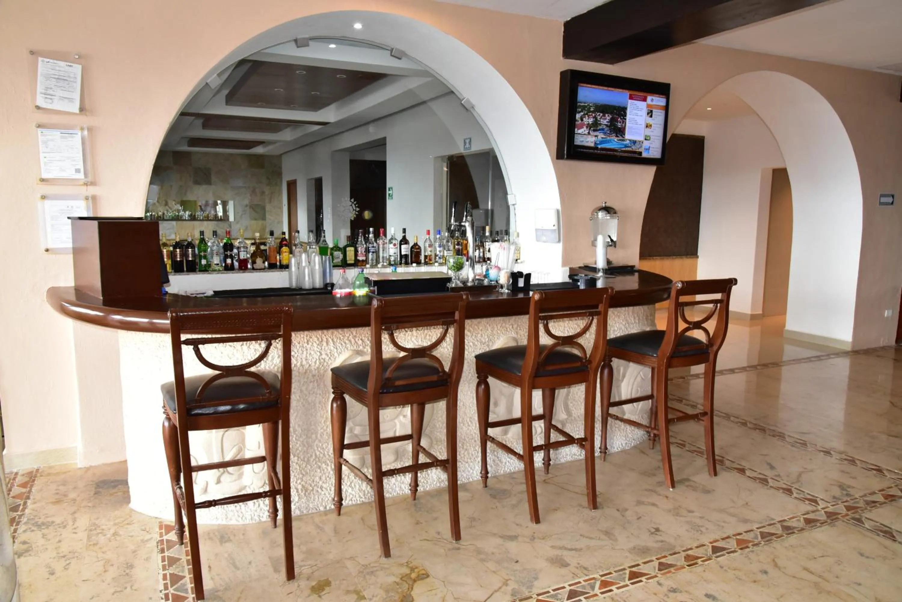 Lounge/Bar in Sunset Fishermen Beach Resort - All Inclusive