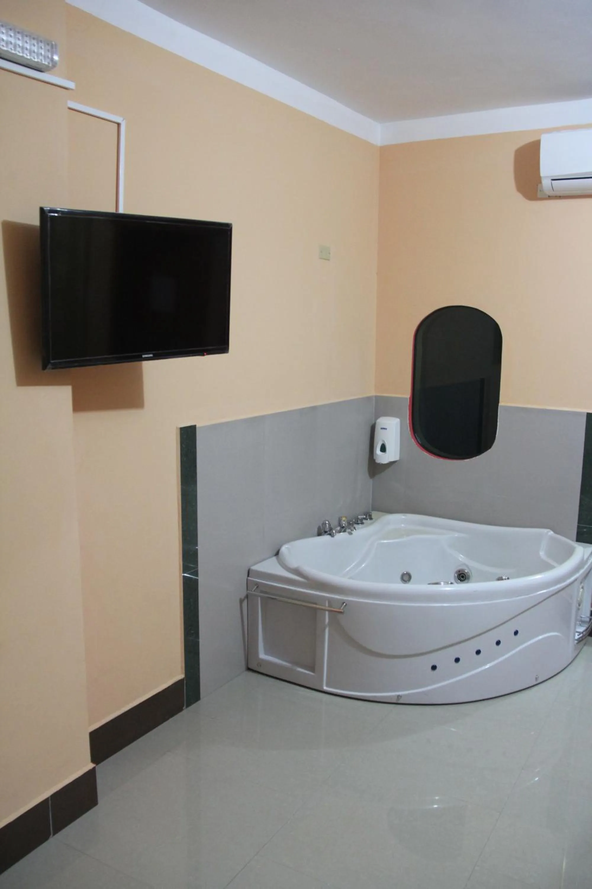 Hot Tub in Hotel Platinum Class