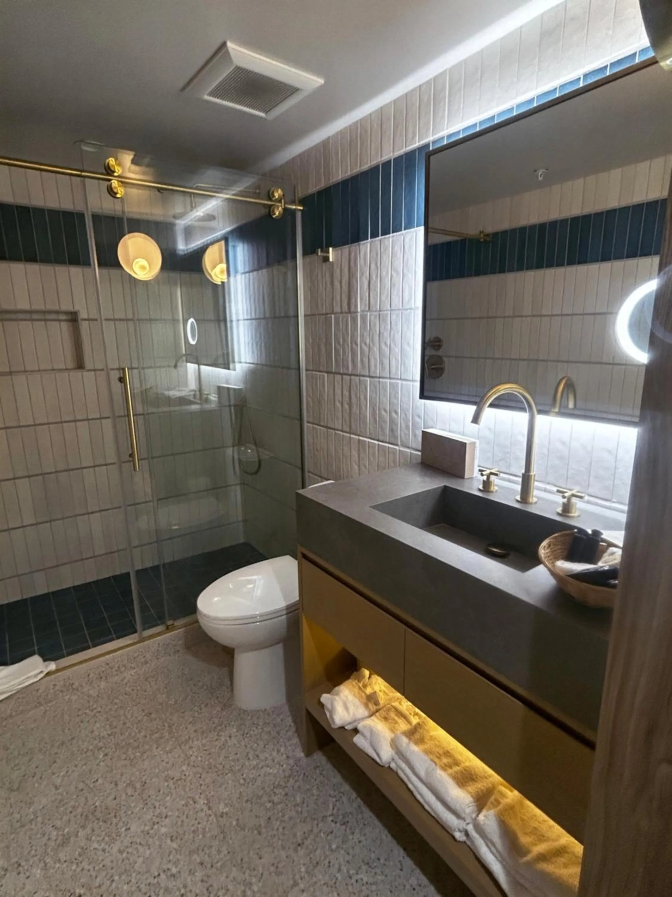 Bathroom in Huntington Beach Inn