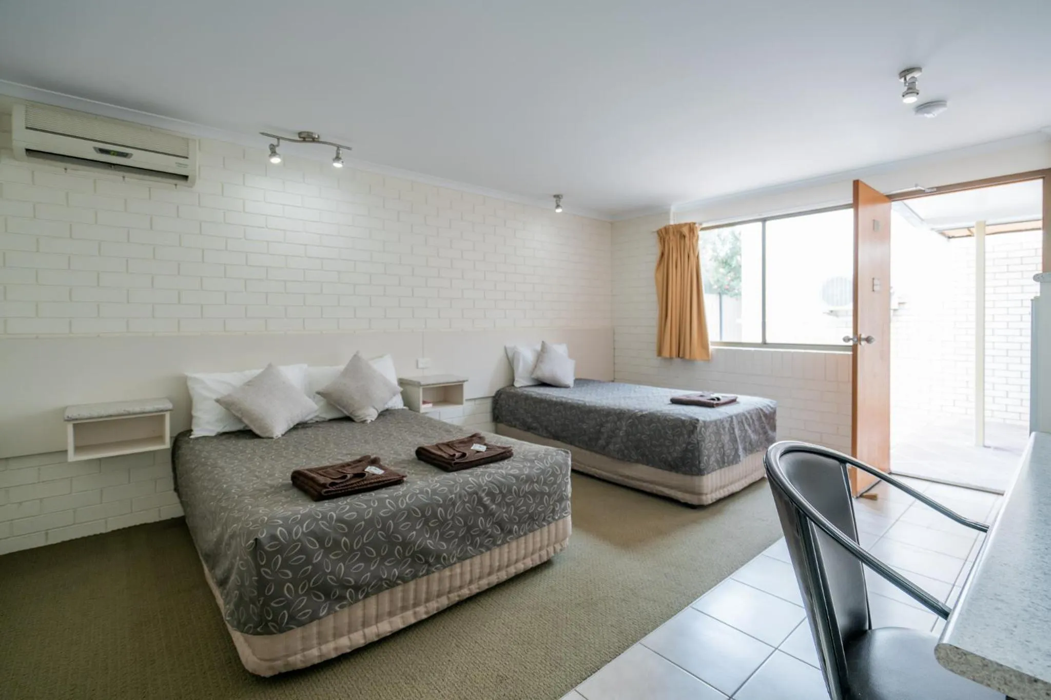 Bed in Capella Hotel Motel