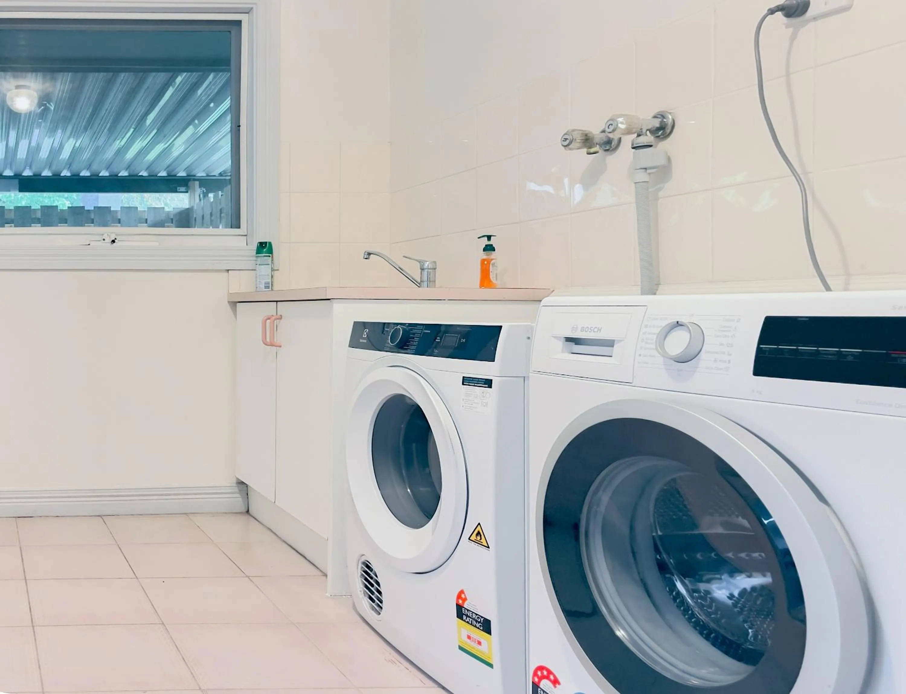 washing machine in Sanctuary Park Cottages