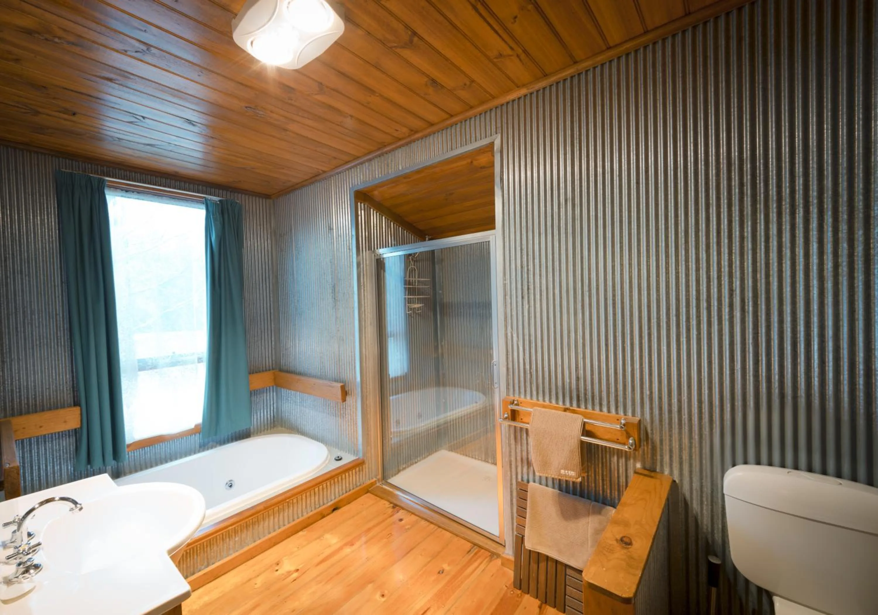 Hot Tub, Bed in Sanctuary Park Cottages