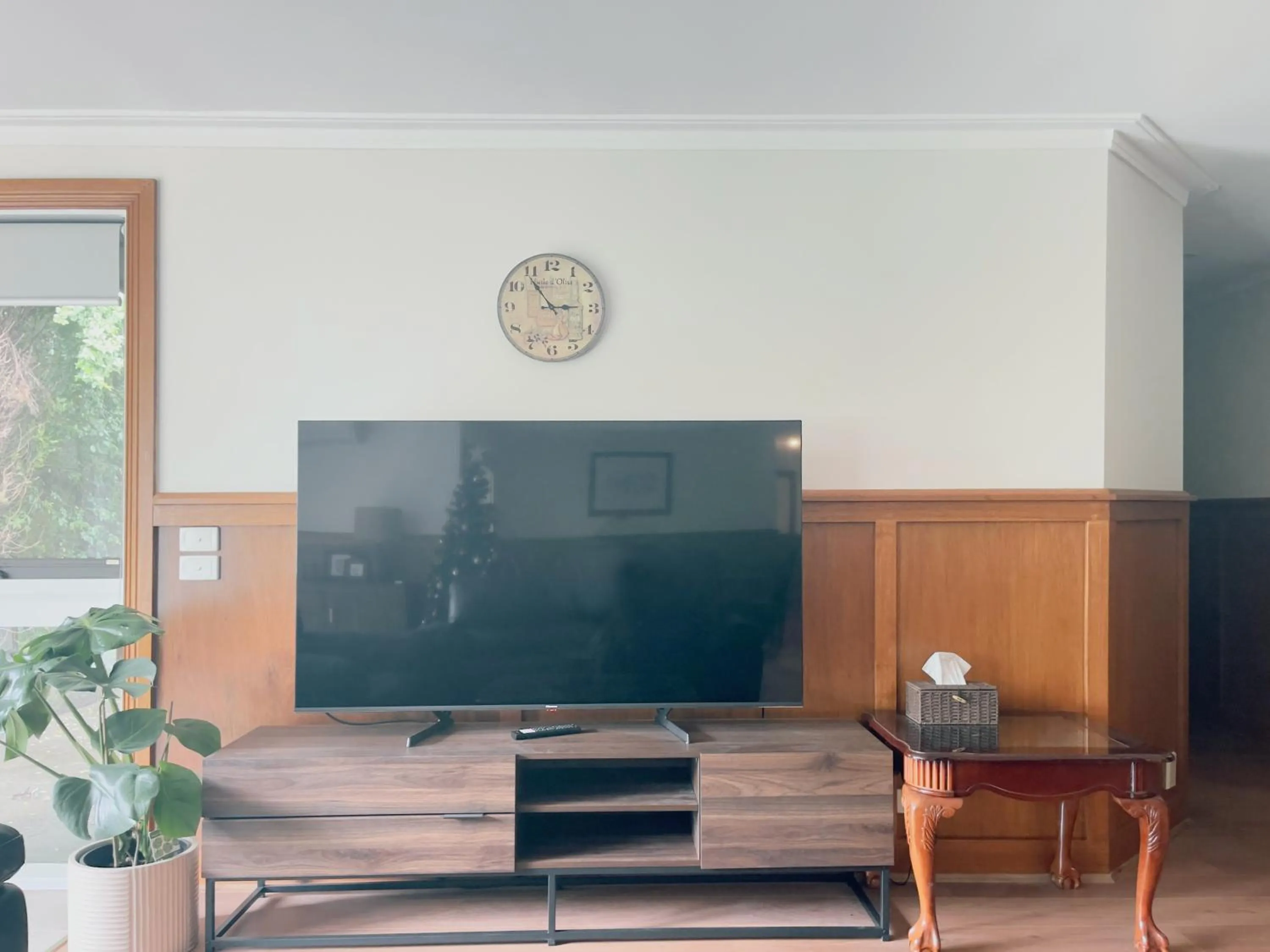 Communal lounge/ TV room in Sanctuary Park Cottages