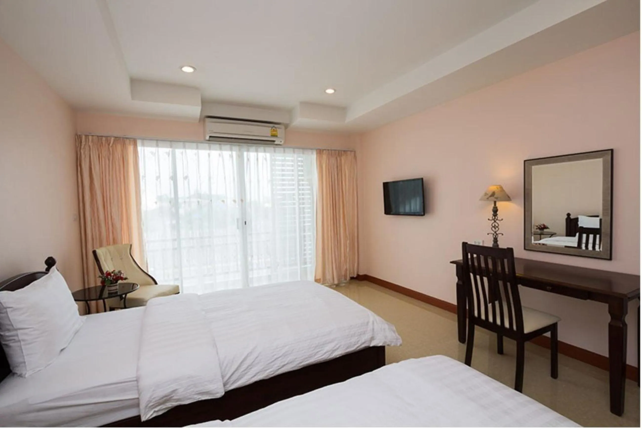 Photo of the whole room, Bed in Takanta Place