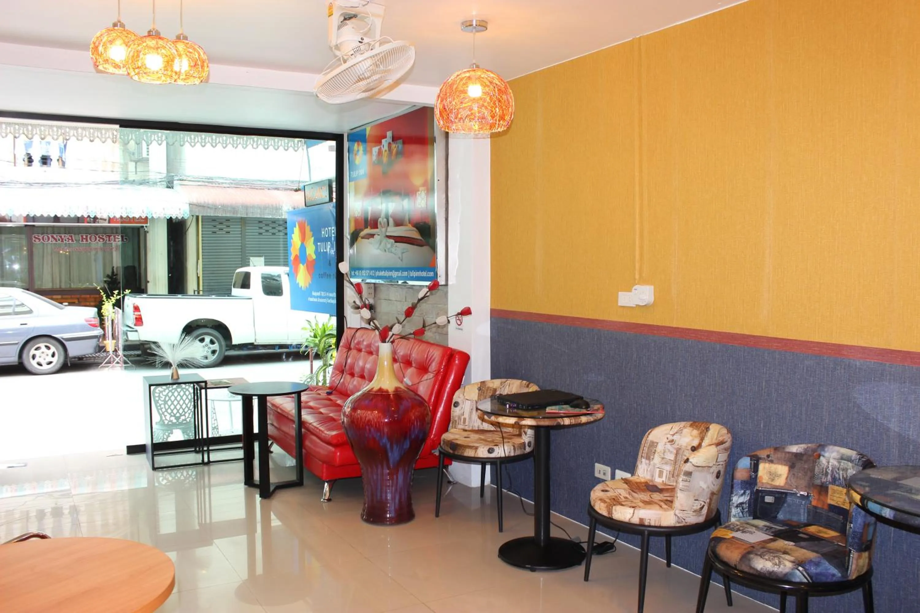 Communal lounge/ TV room in Tulip Inn