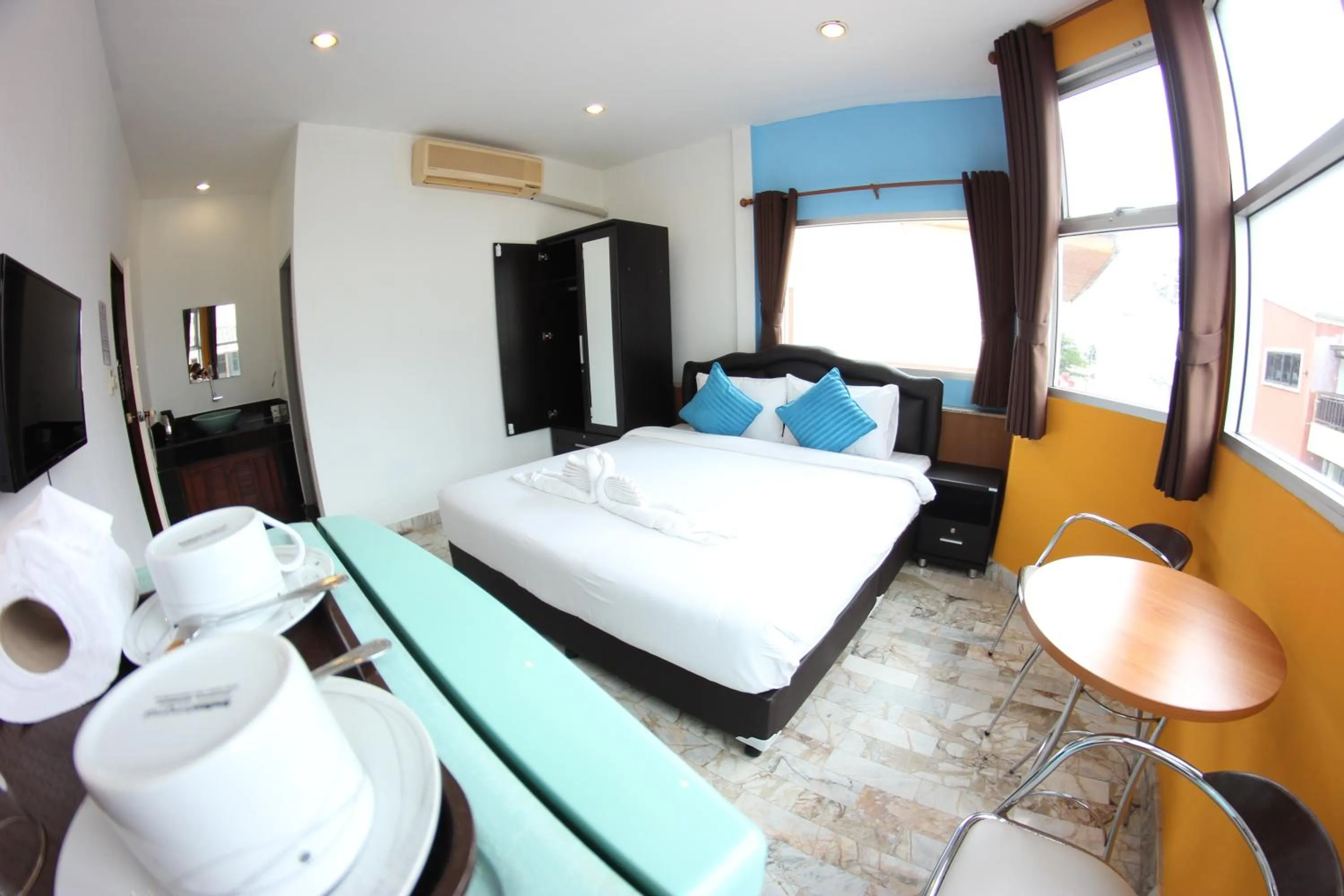 Photo of the whole room, Bed in Tulip Inn