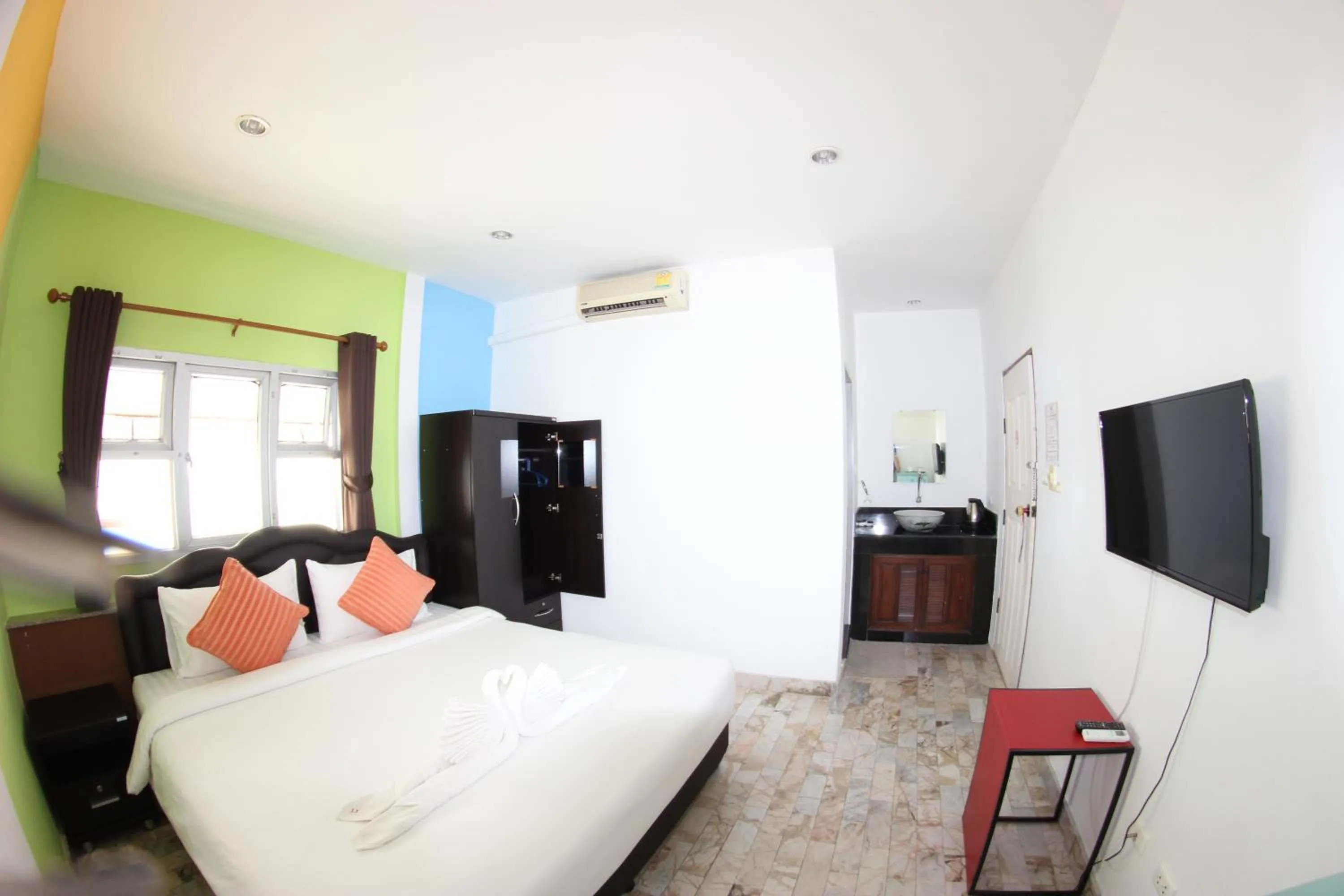 Photo of the whole room, Bed in Tulip Inn