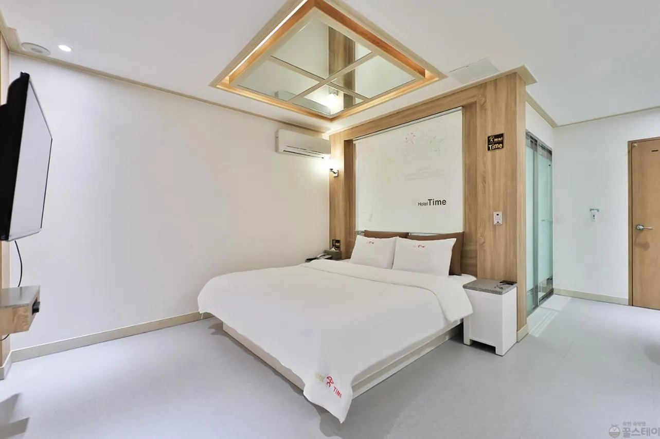 Bedroom, Bed in Time Hotel