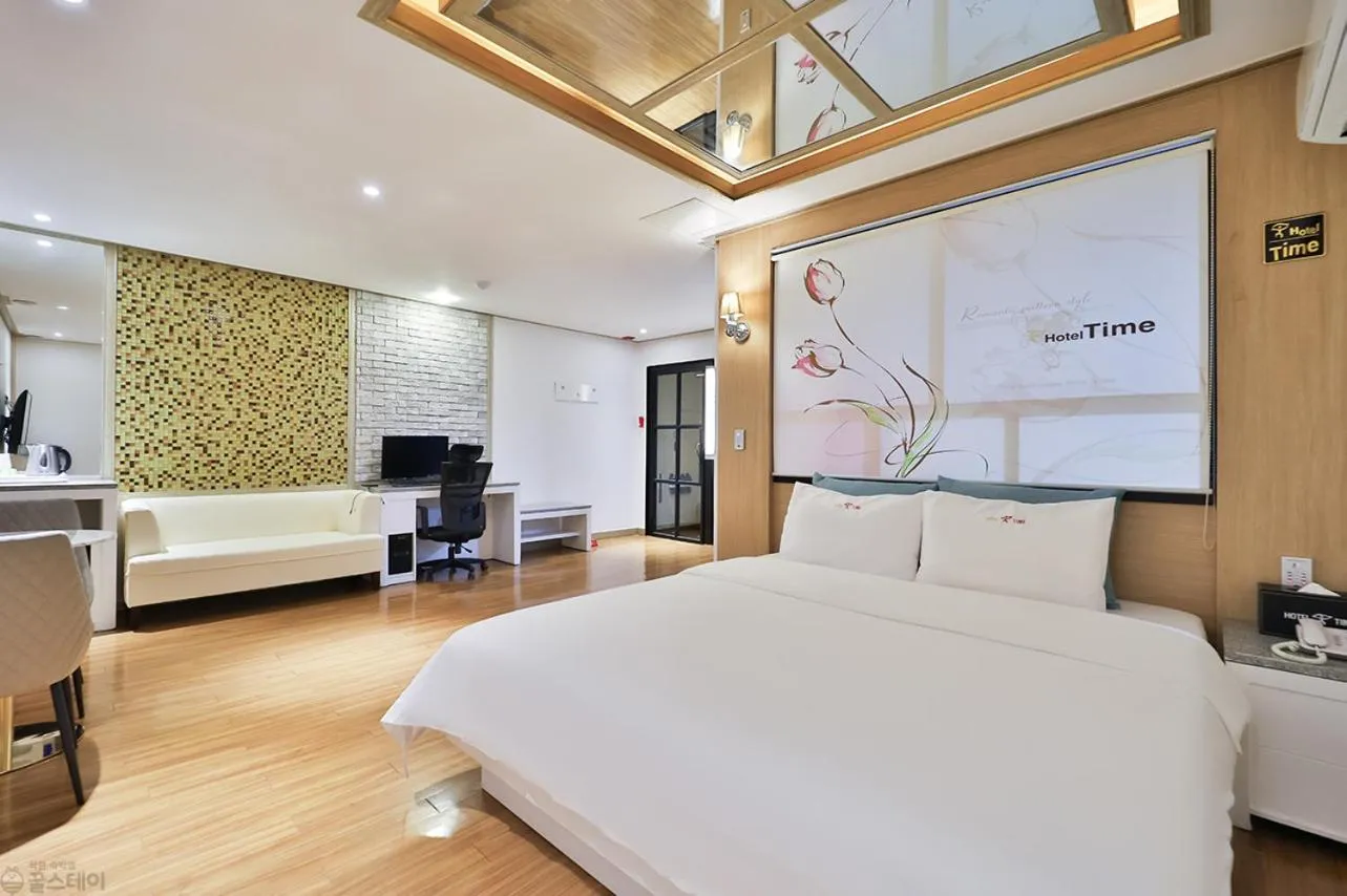 Bedroom, Bed in Time Hotel