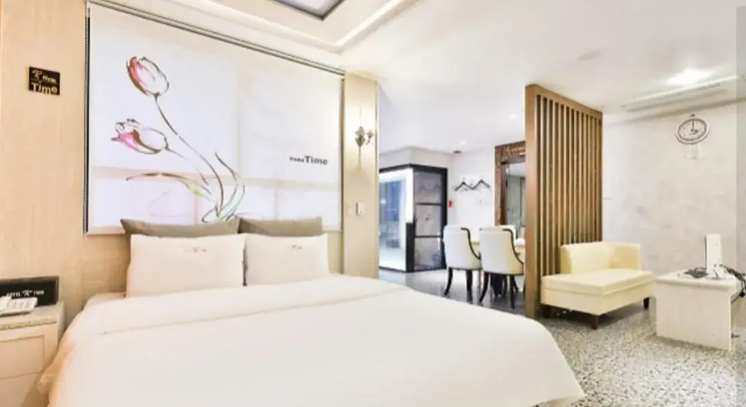 Deluxe Suite in Time Hotel Deluxe Suite in Time Hotel