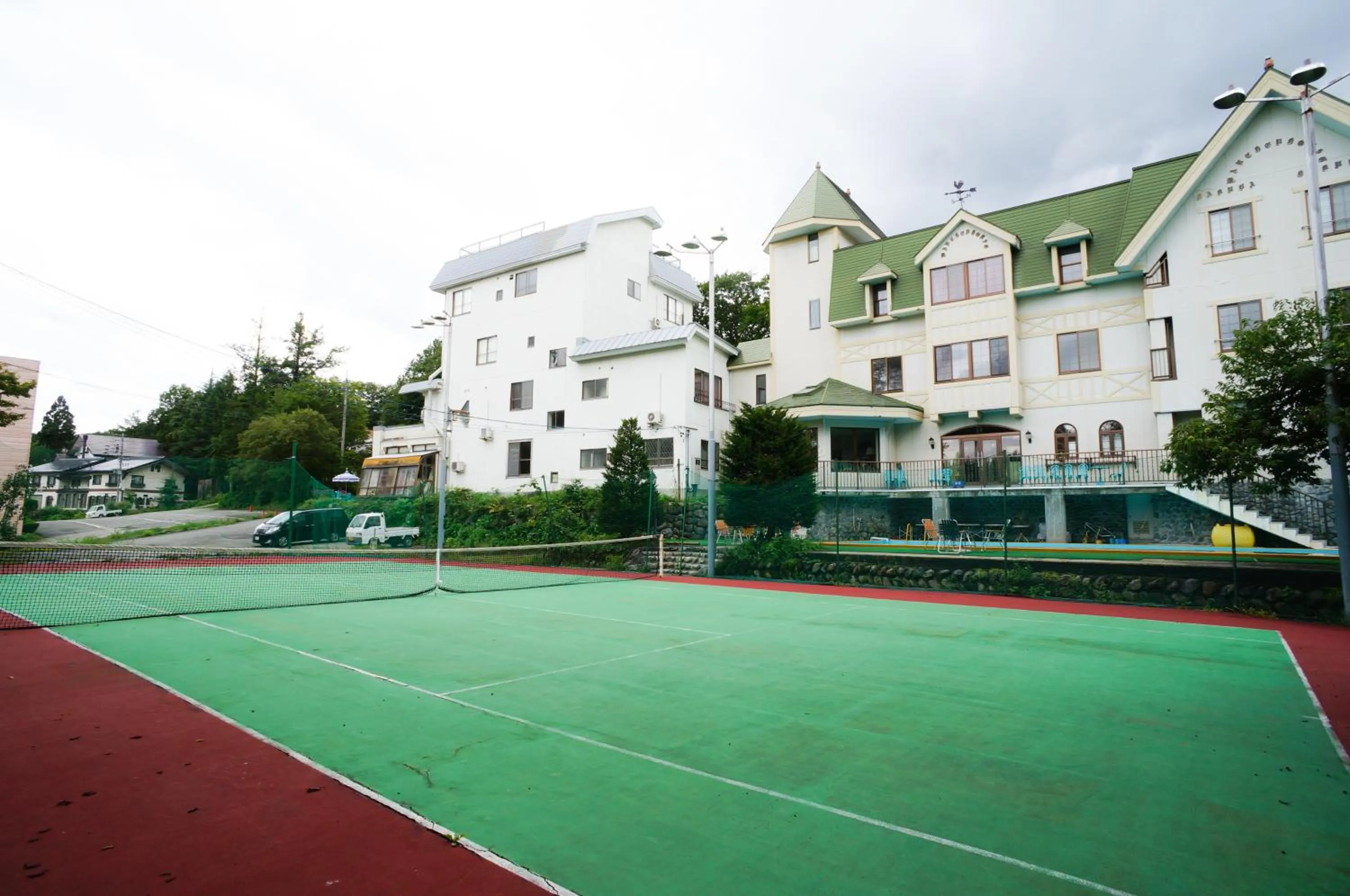 Tennis court in Hakuba Märchen House