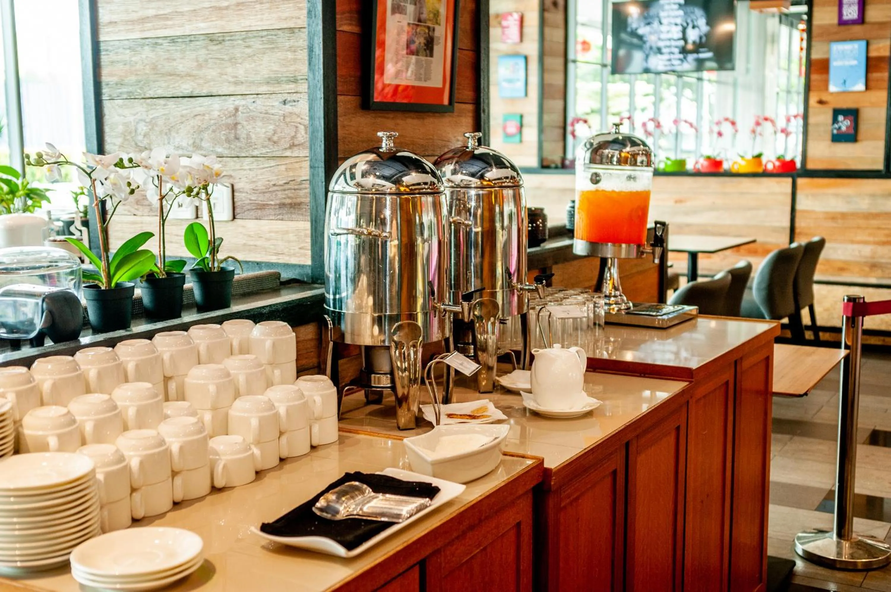 Restaurant/places to eat in KIP Hotel