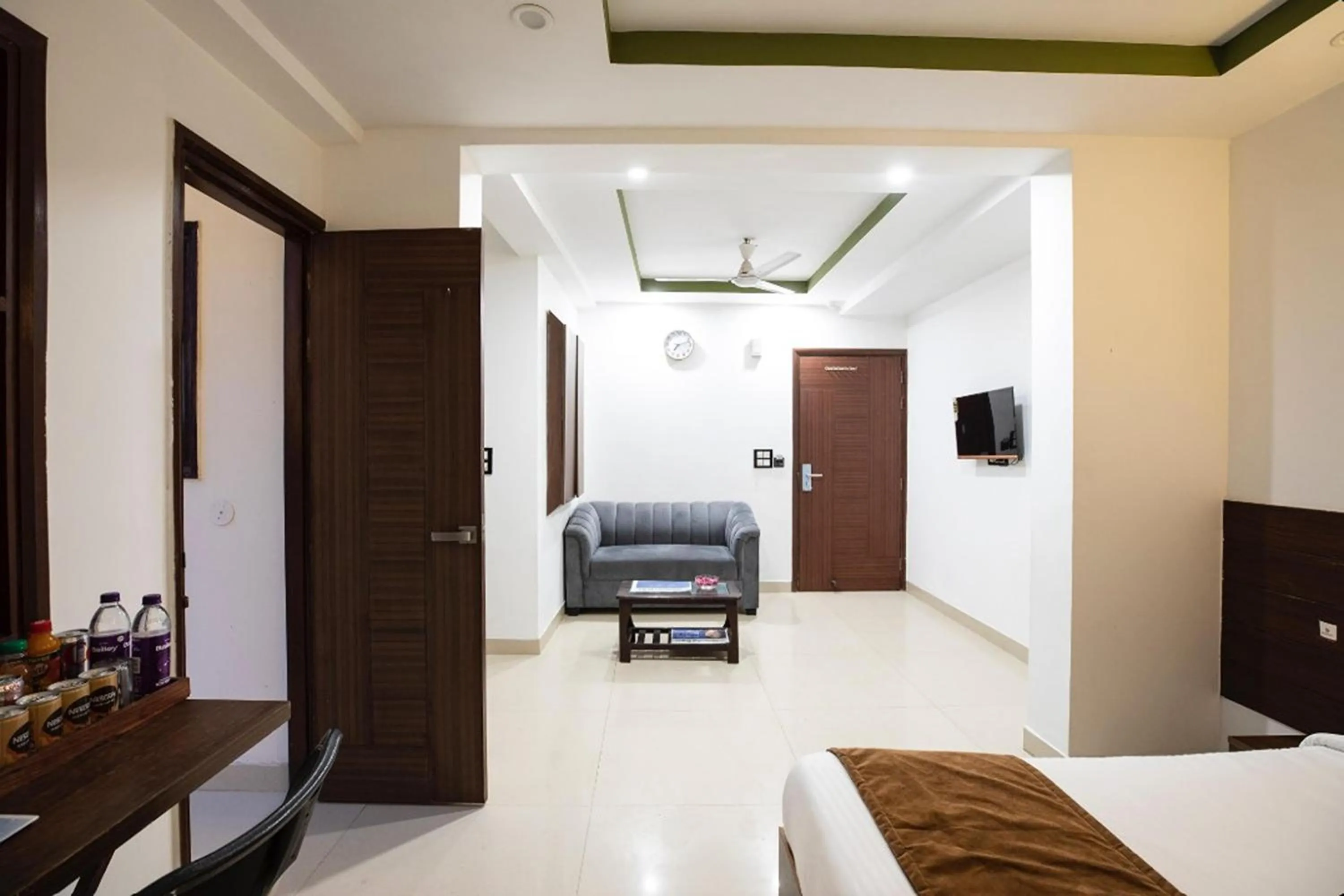 Photo of the whole room, Bed in HR Grand Hotel