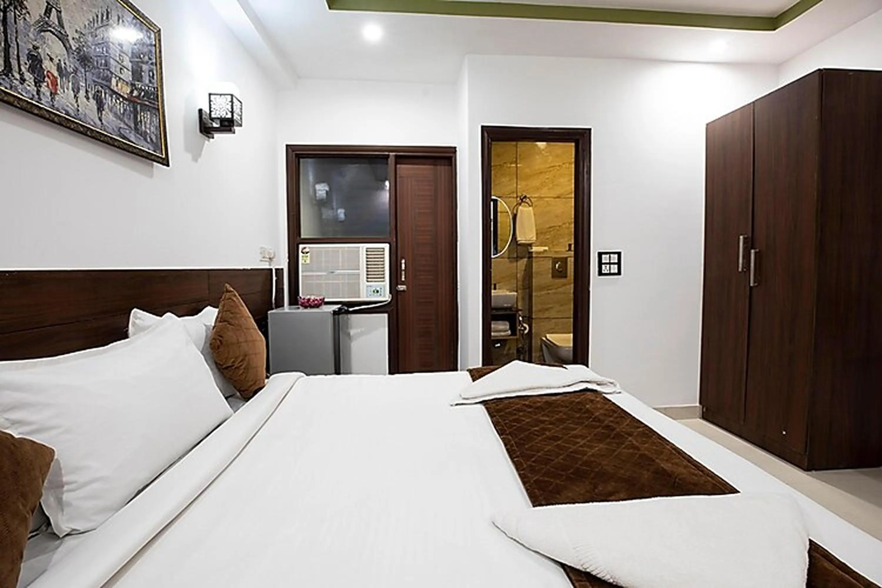 Photo of the whole room, Bed in HR Grand Hotel