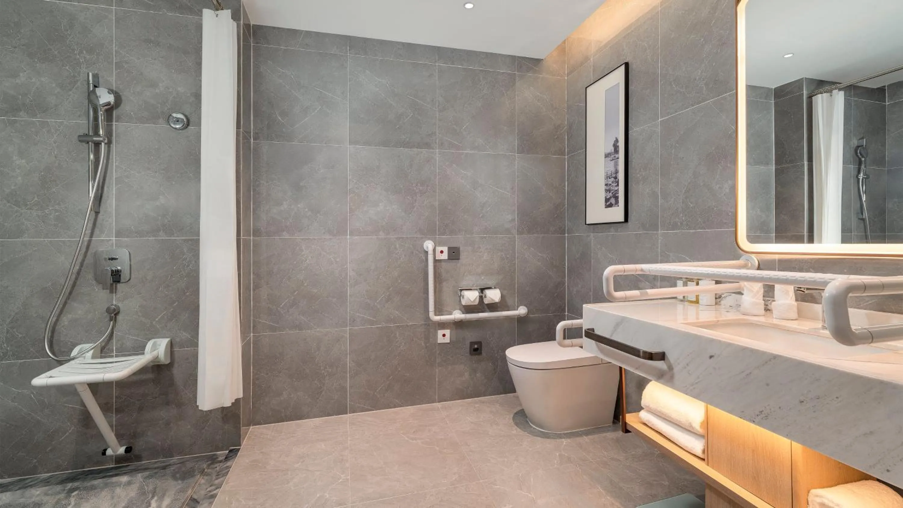 Photo of the whole room in Holiday Inn Jinan Thousand Buddha Mountain by IHG