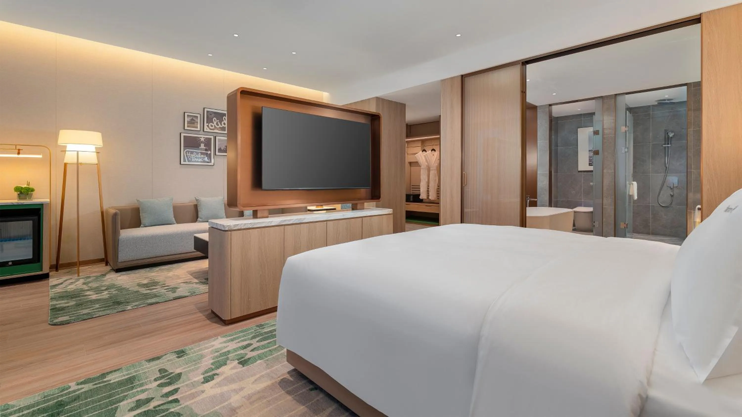 Photo of the whole room, Bed in Holiday Inn Jinan Thousand Buddha Mountain by IHG