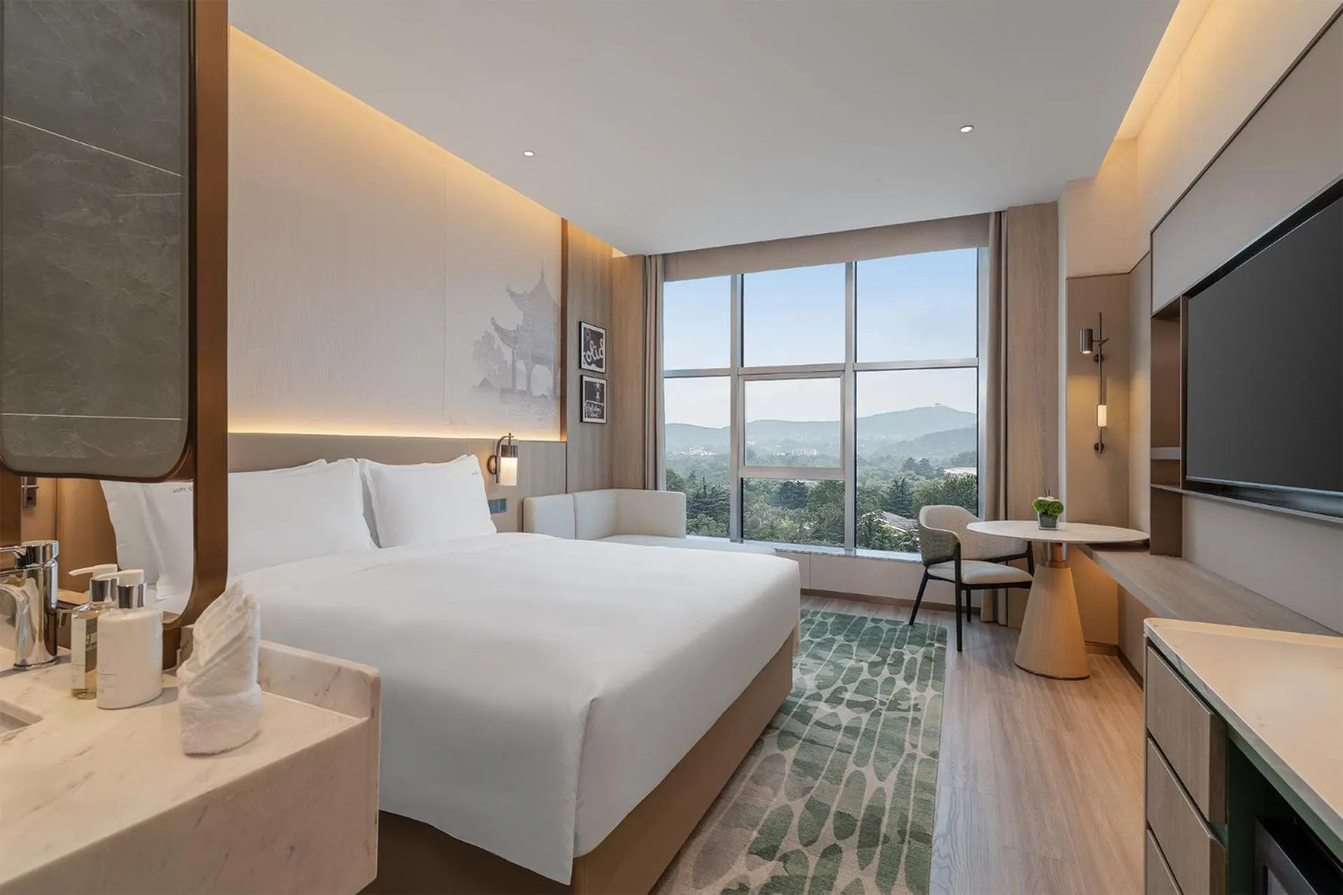 Photo of the whole room, Bed in Holiday Inn Jinan Thousand Buddha Mountain by IHG