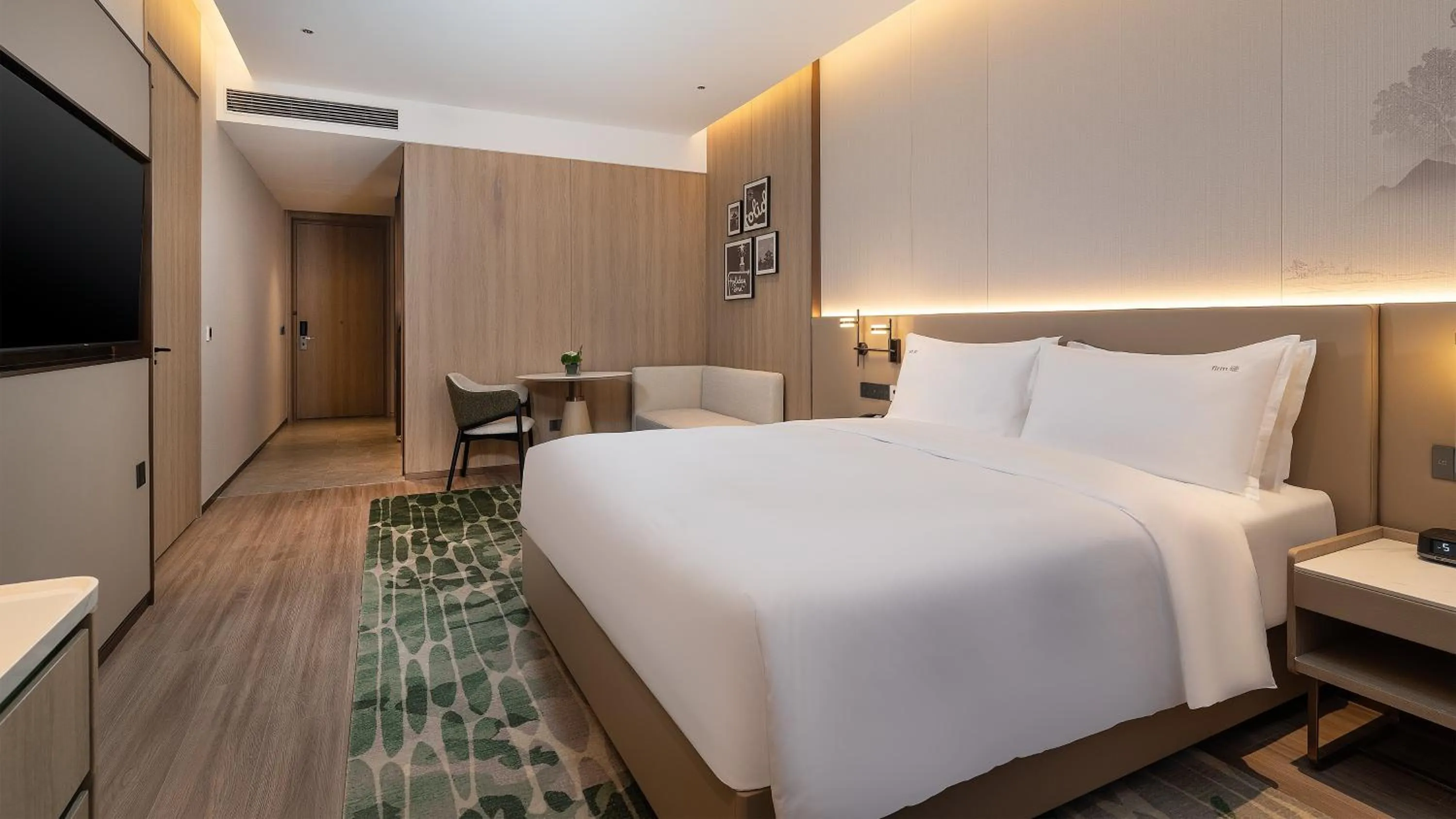 Photo of the whole room, Bed in Holiday Inn Jinan Thousand Buddha Mountain by IHG