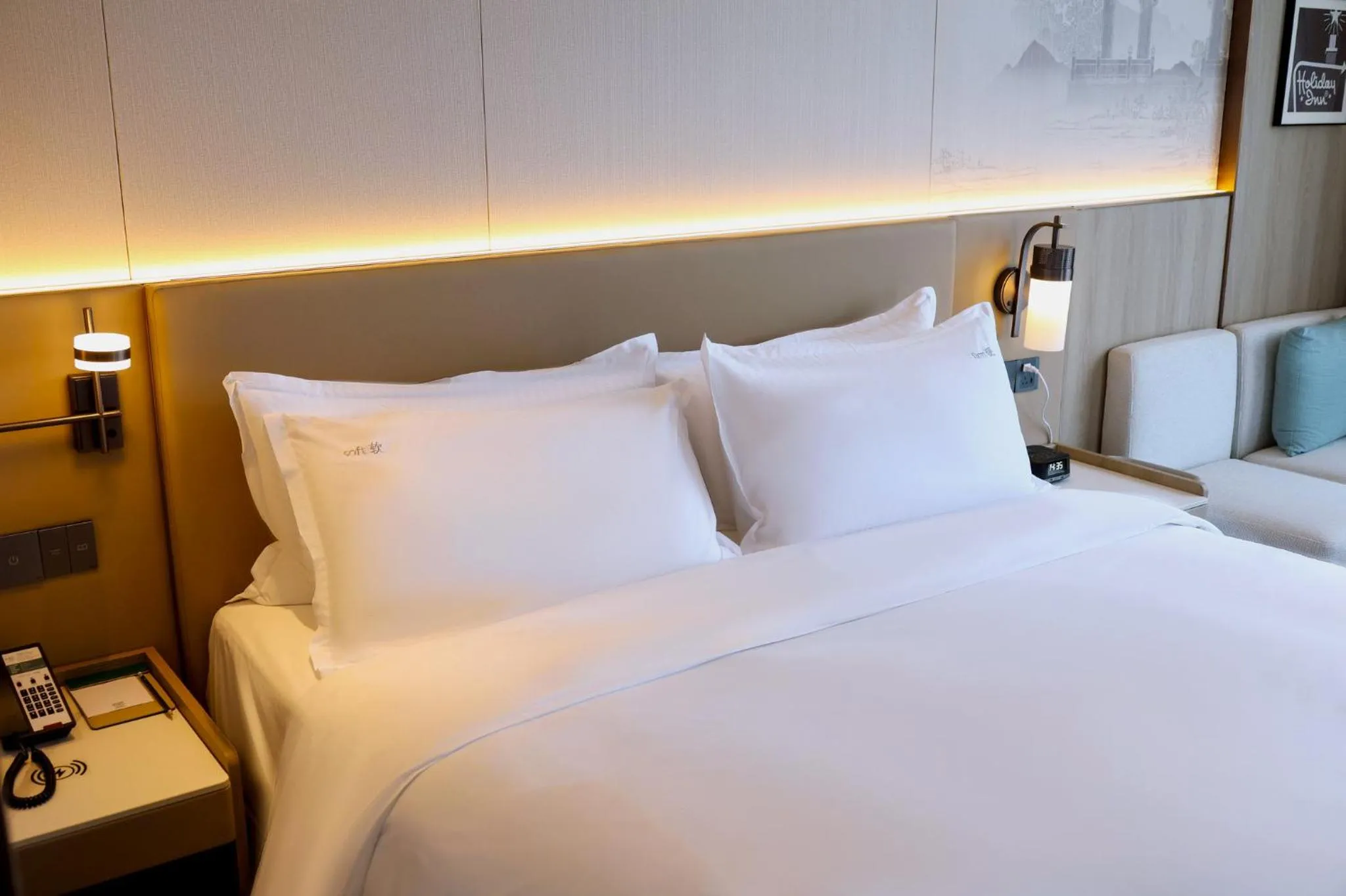 Photo of the whole room, Bed in Holiday Inn Jinan Thousand Buddha Mountain by IHG