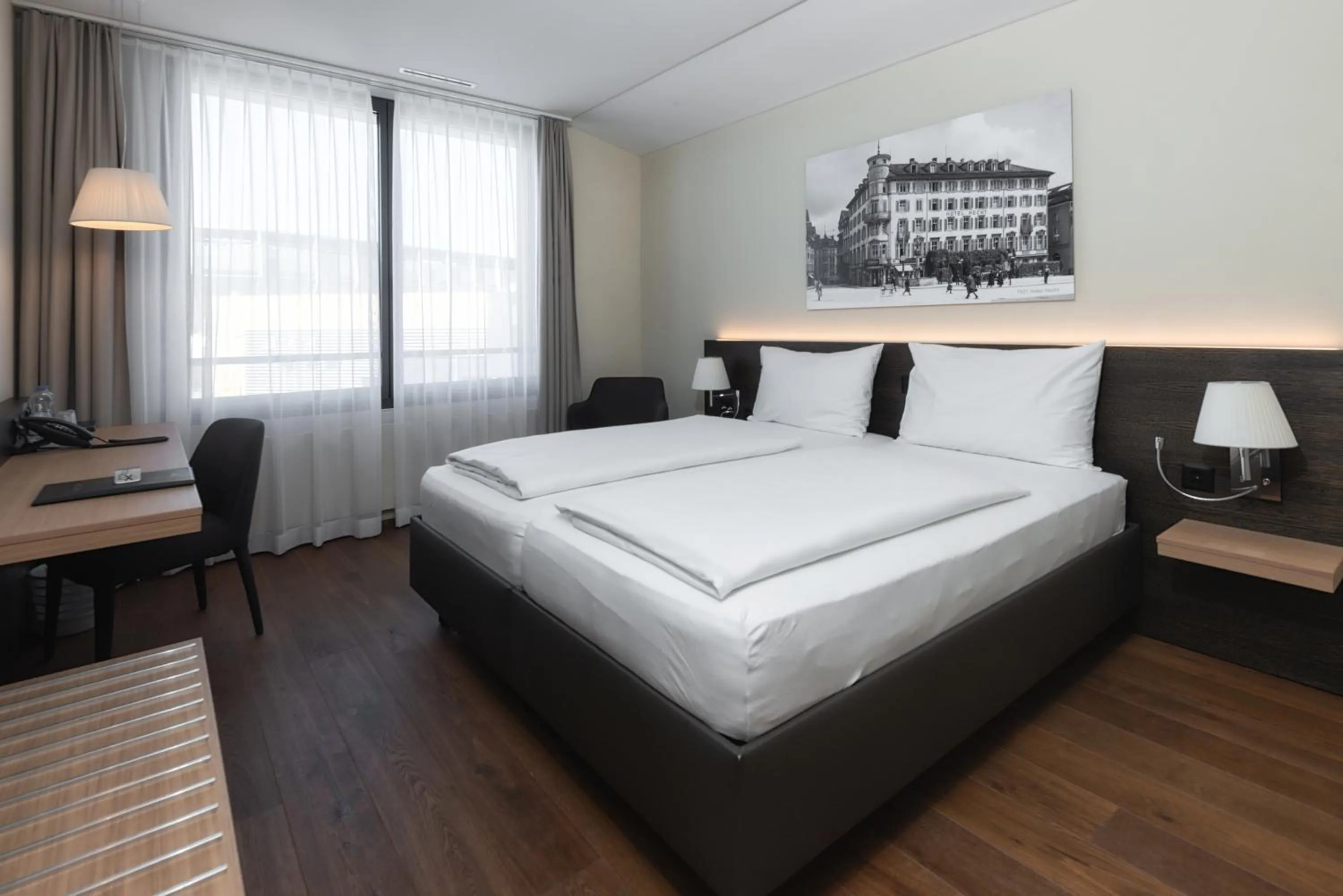 Bed in Hotel one66 (free parking garage)