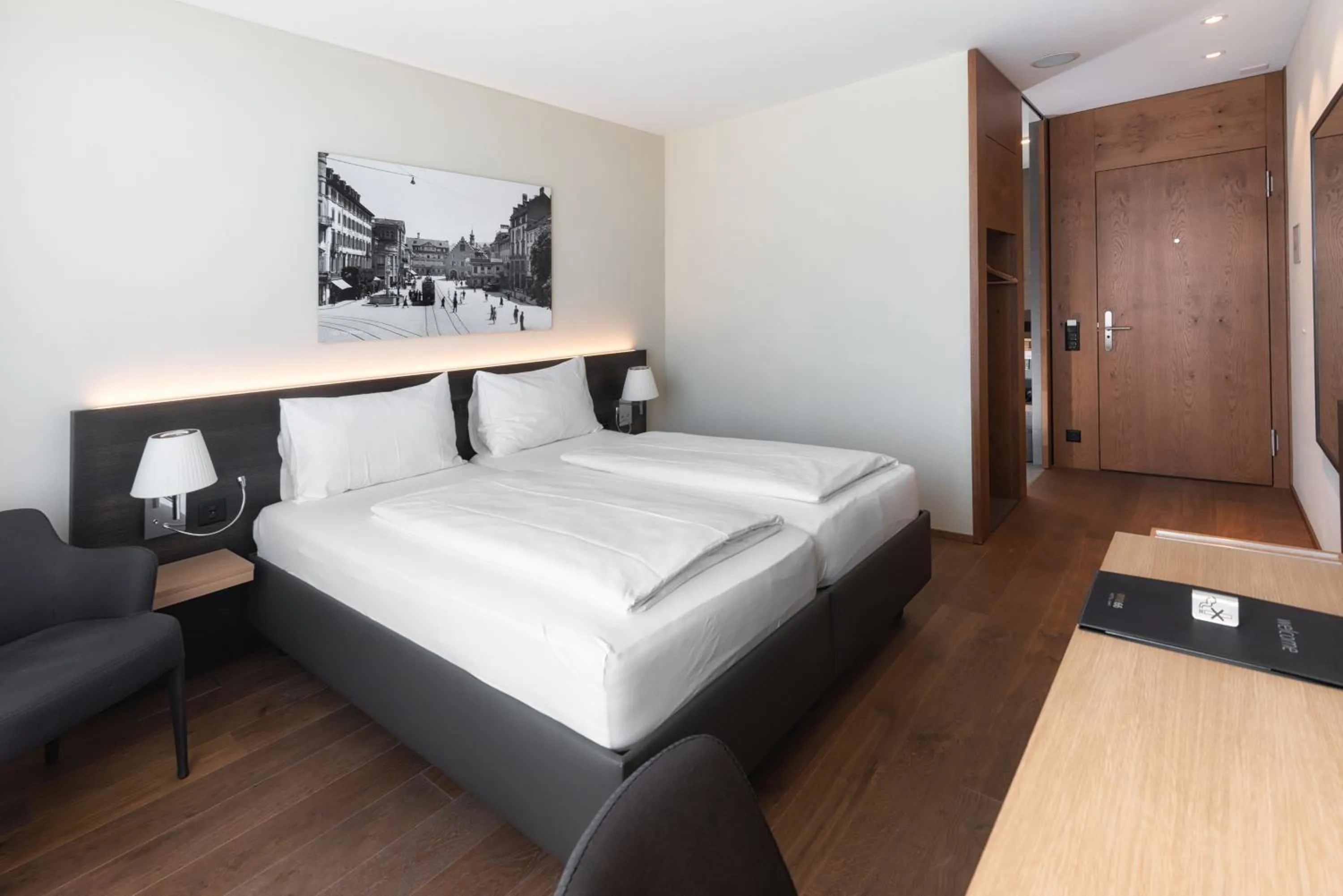 Bed in Hotel one66 (free parking garage)