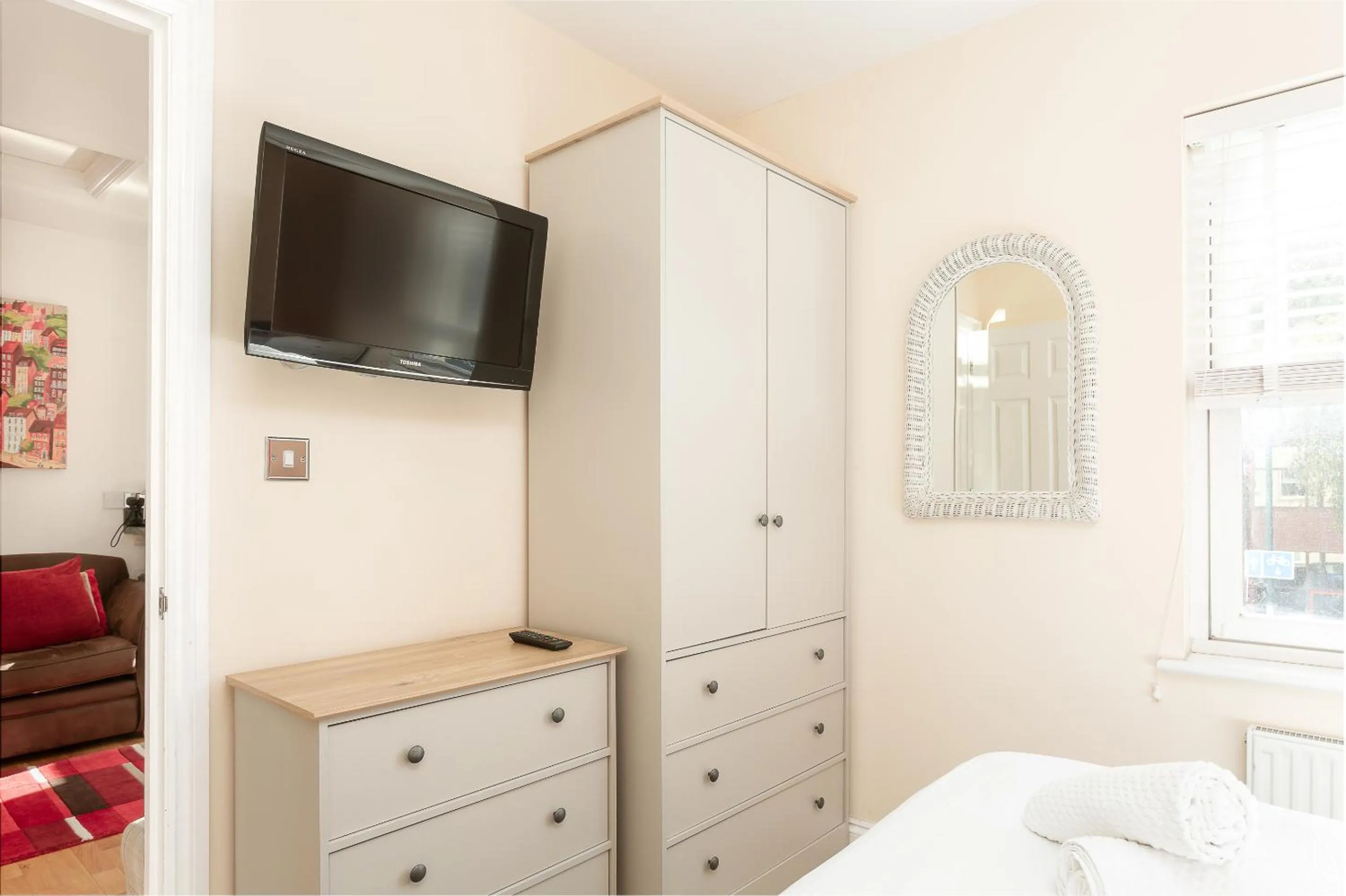 Bedroom, Bed in Bath Breaks Apartments