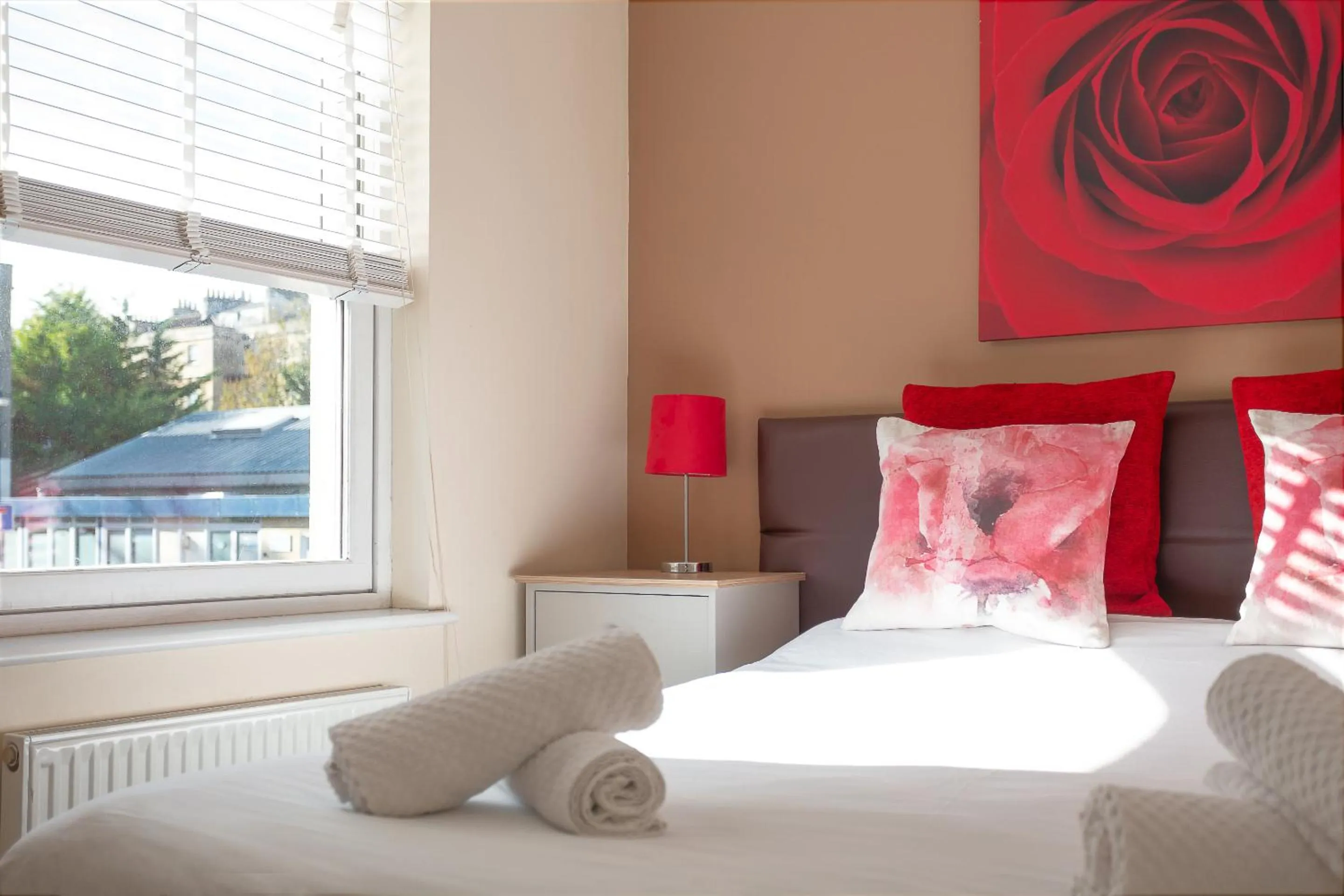 Bedroom, Bed in Bath Breaks Apartments