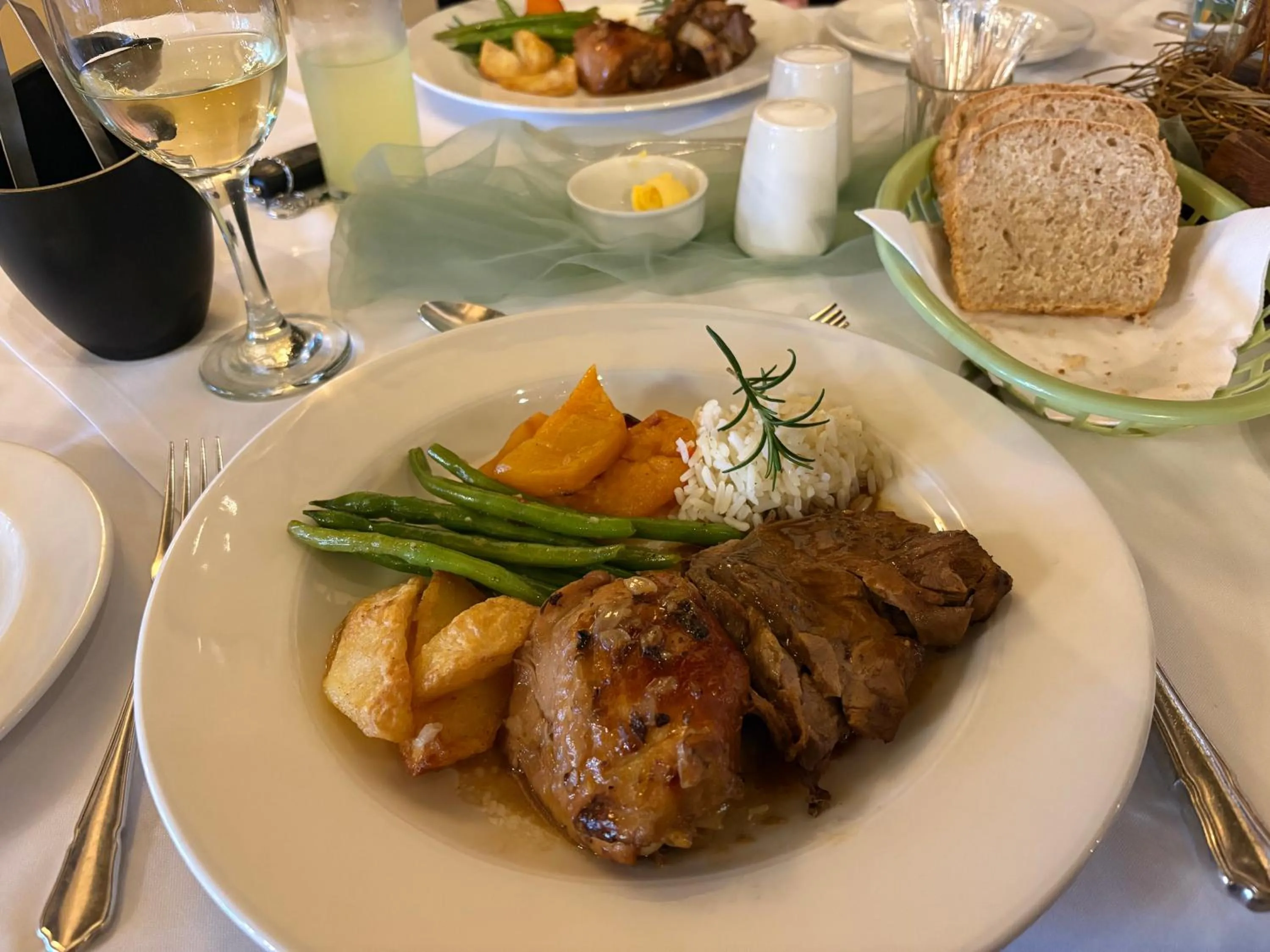 Restaurant/places to eat in Eight Bells Mountain Inn