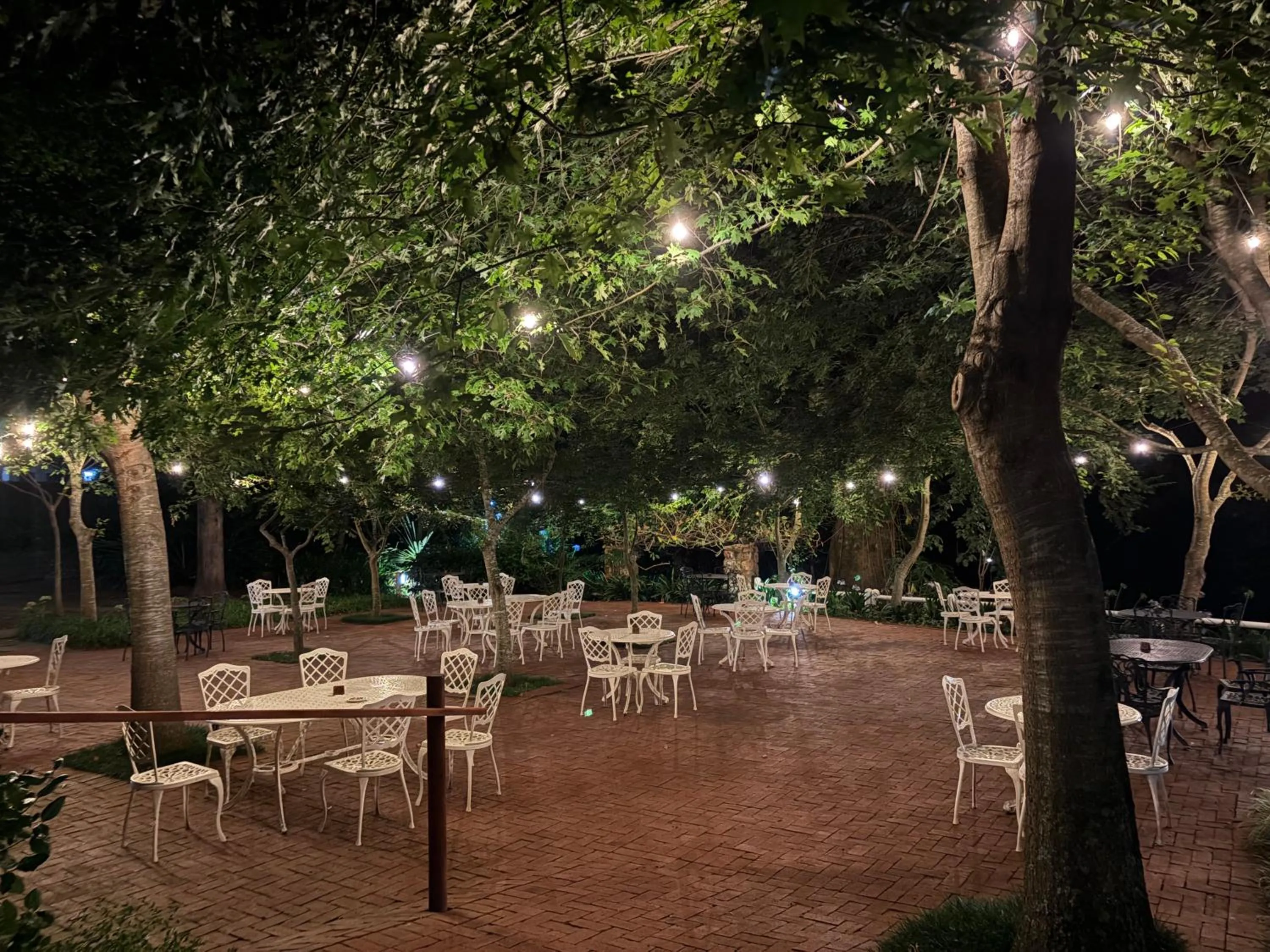 Restaurant/places to eat in Eight Bells Mountain Inn