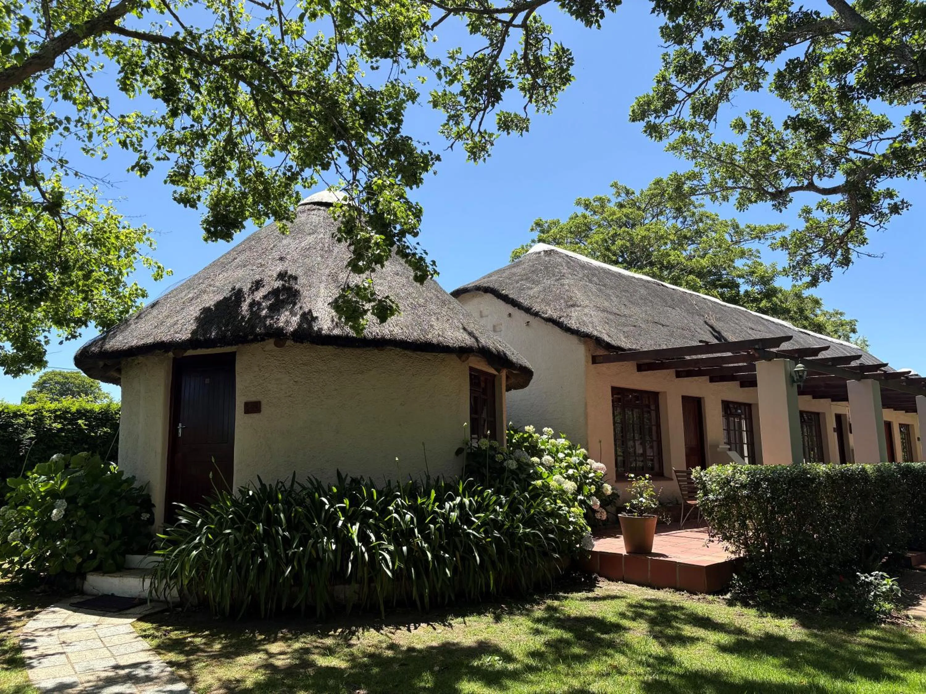 Property building in Eight Bells Mountain Inn