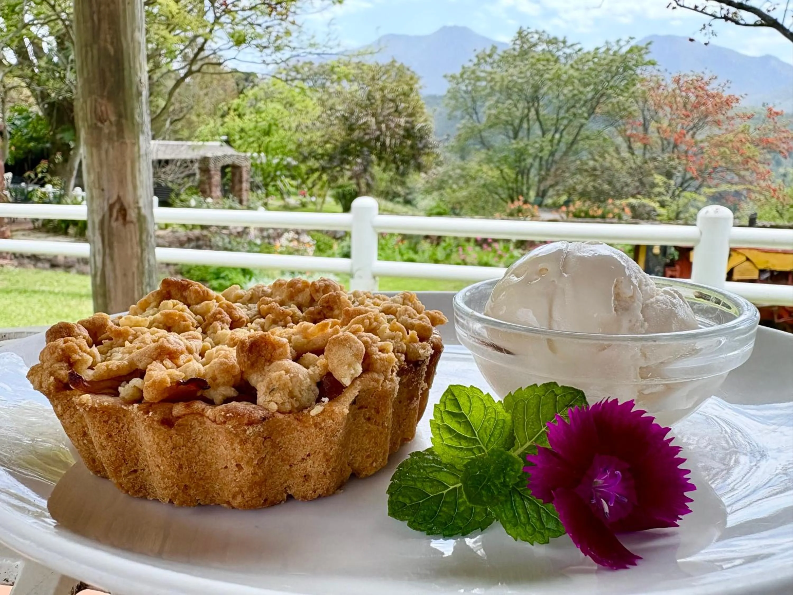 Food and drinks in Eight Bells Mountain Inn