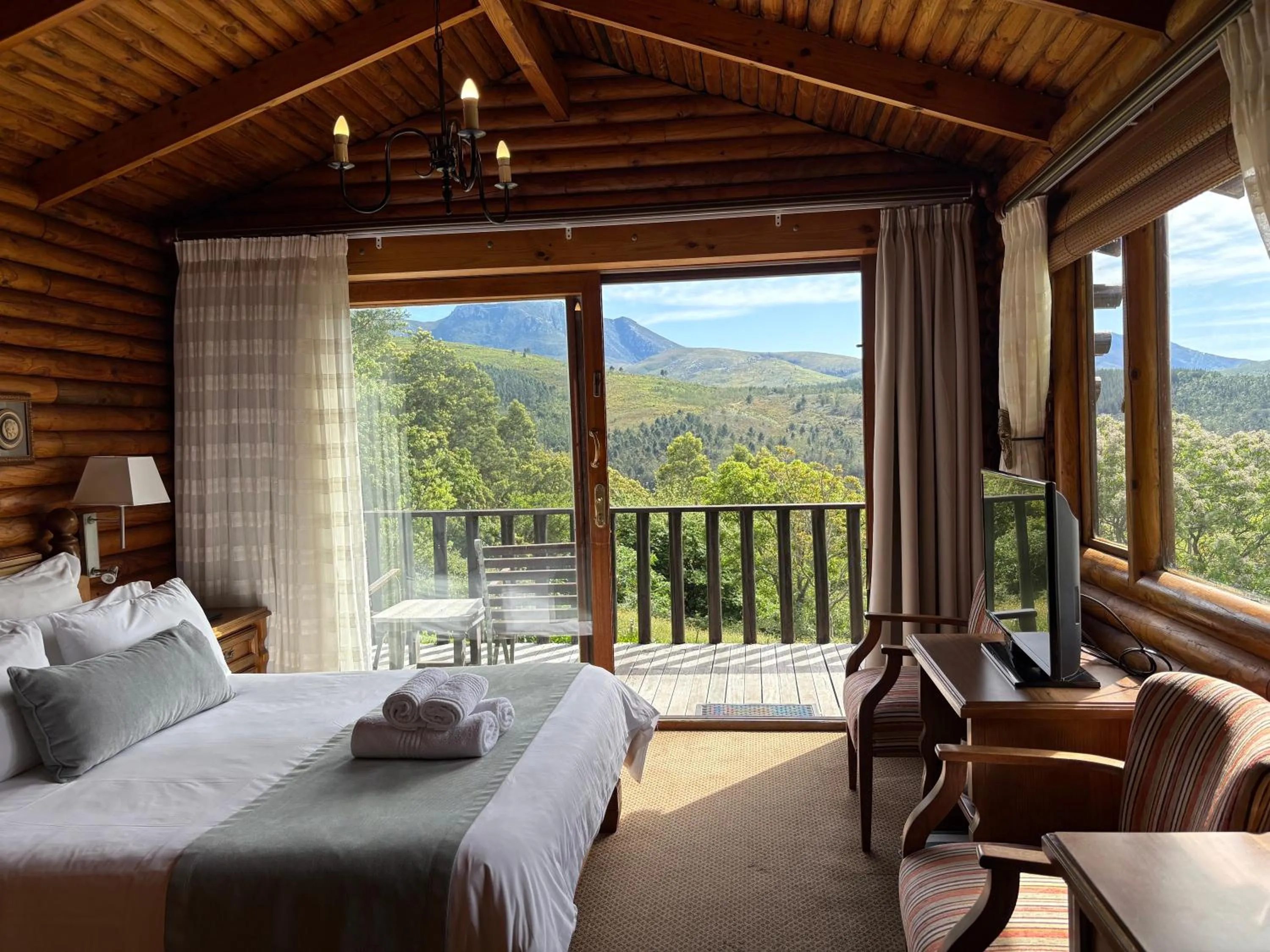 Bed in Eight Bells Mountain Inn