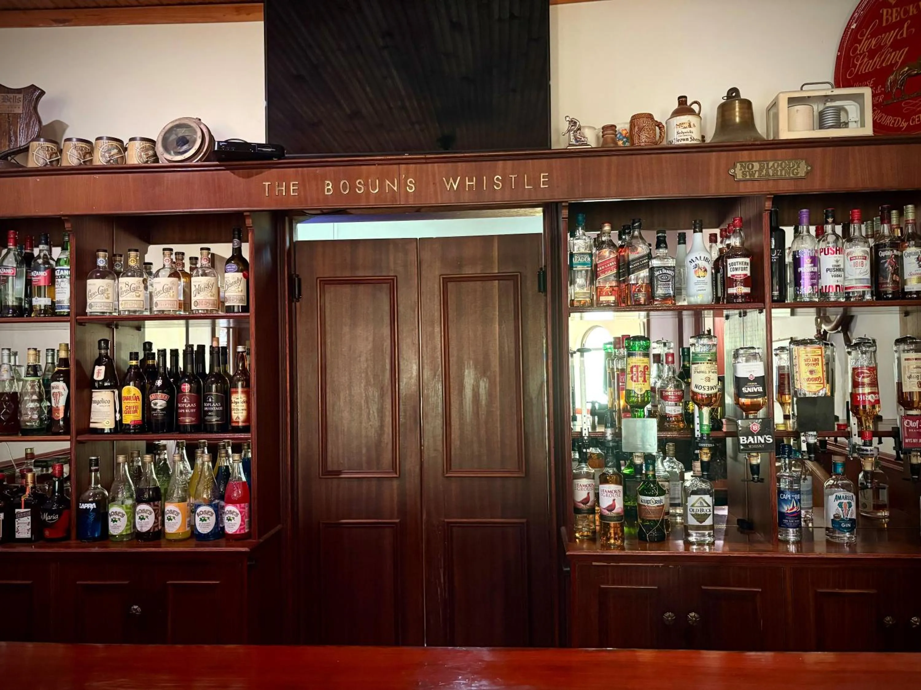 Lounge or bar in Eight Bells Mountain Inn