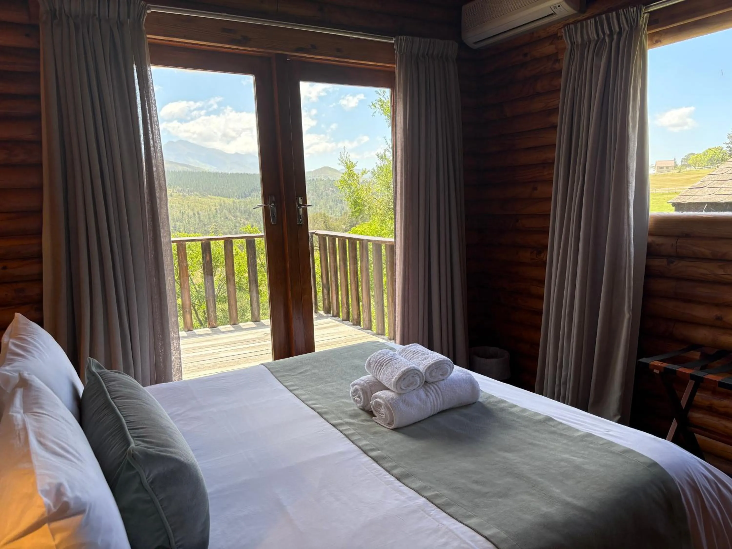 Bed in Eight Bells Mountain Inn