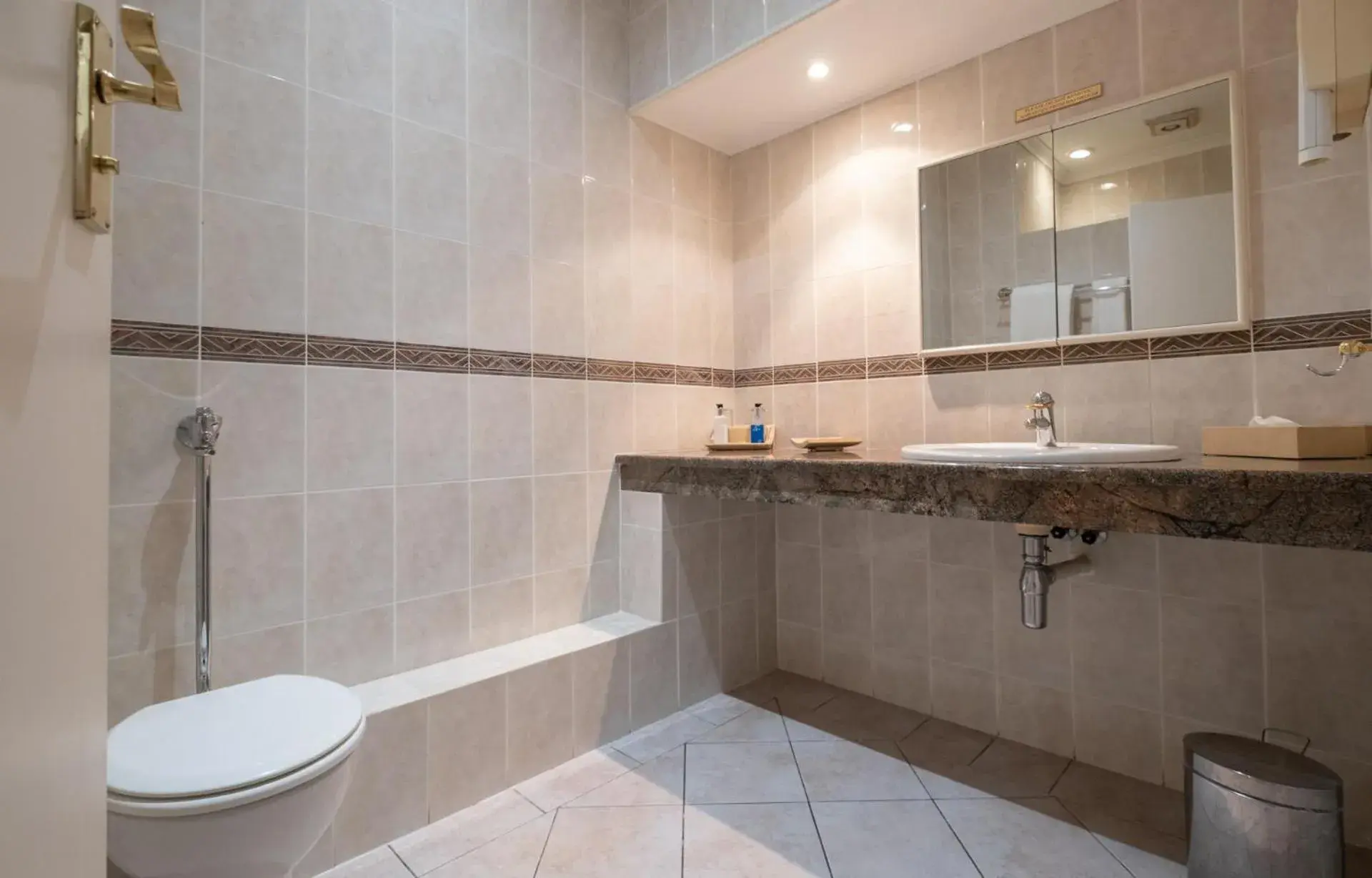 Deluxe Queen Room in 39 on Church Deluxe Queen Room in 39 on Church