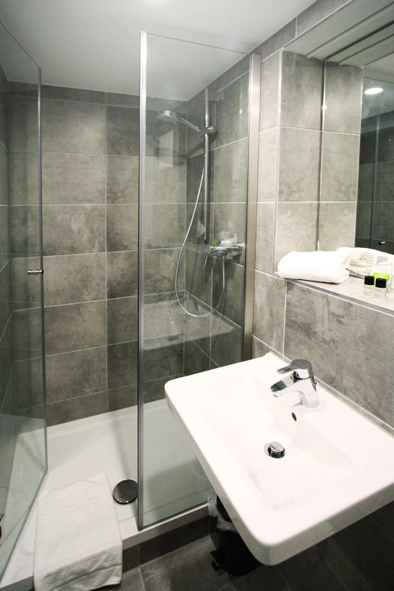 Shower in ARRIVEL Hotel Kirchheim - bisher Novitel