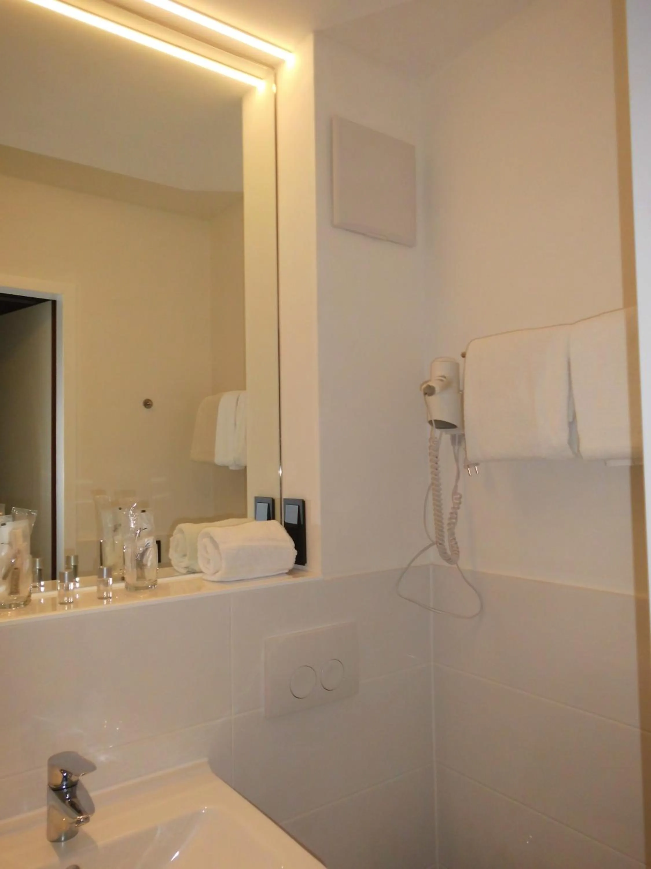 Bathroom in ARRIVEL Hotel Kirchheim - bisher Novitel