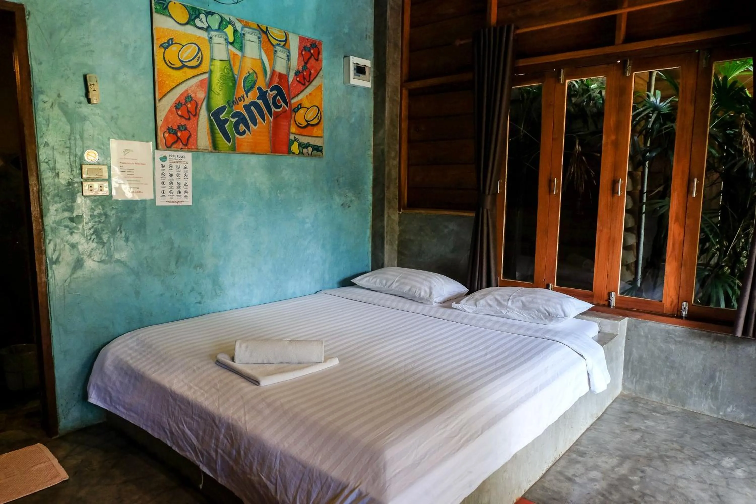 Bed in Sawasdeepai River Resort