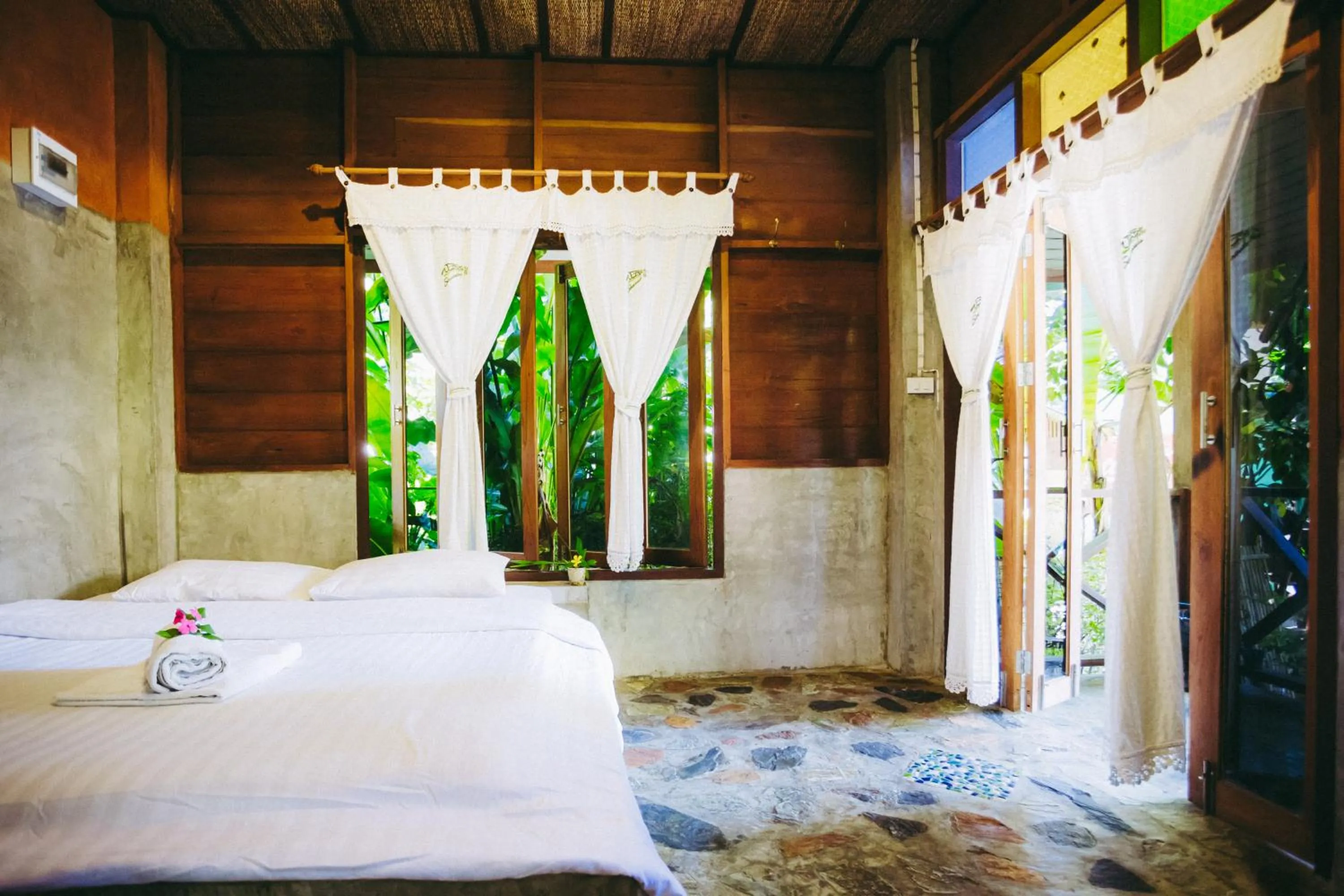 Bed in Sawasdeepai River Resort