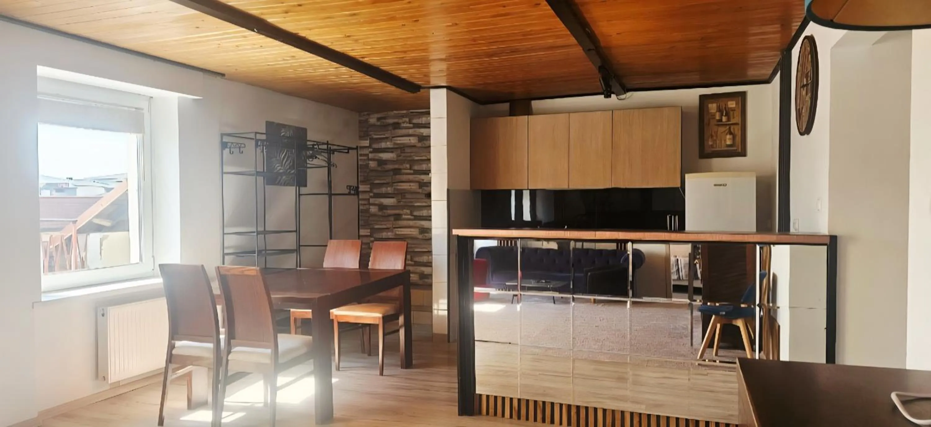 Rynek 14 - Pokoje hotelowe - Cafe&Restaurant - Parking - OrangeTV