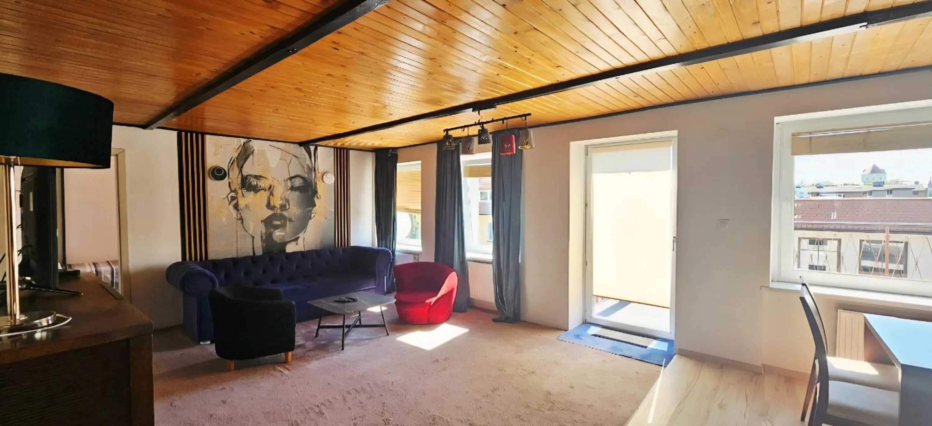 Rynek 14 - Pokoje hotelowe - Cafe&Restaurant - Parking - OrangeTV