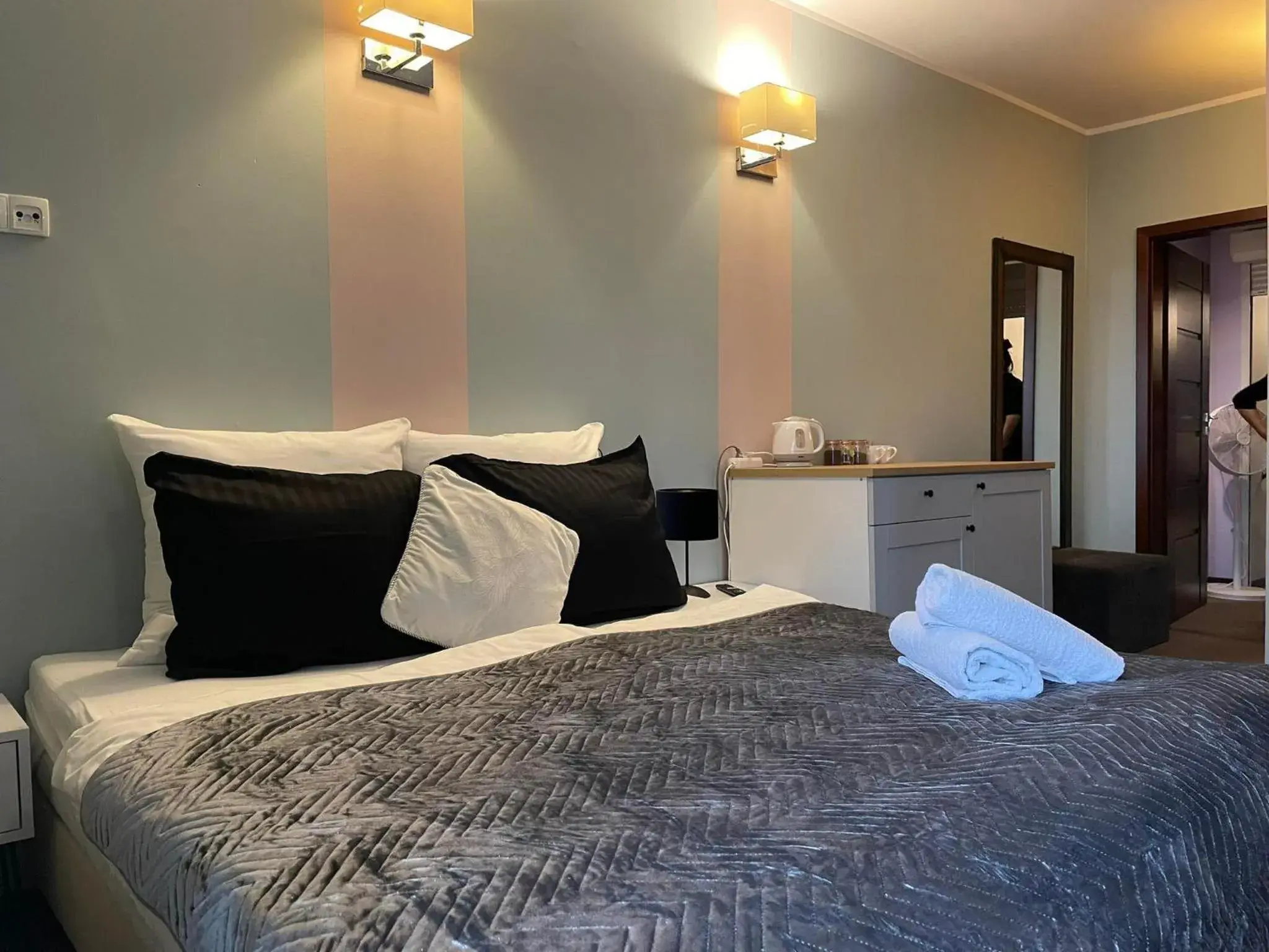 Queen Room in Rynek 14 - Pokoje hotelowe - Cafe&Restaurant - Parking - OrangeTV Queen Room in Rynek 14 - Pokoje hotelowe - Cafe&Restaurant - Parking - OrangeTV