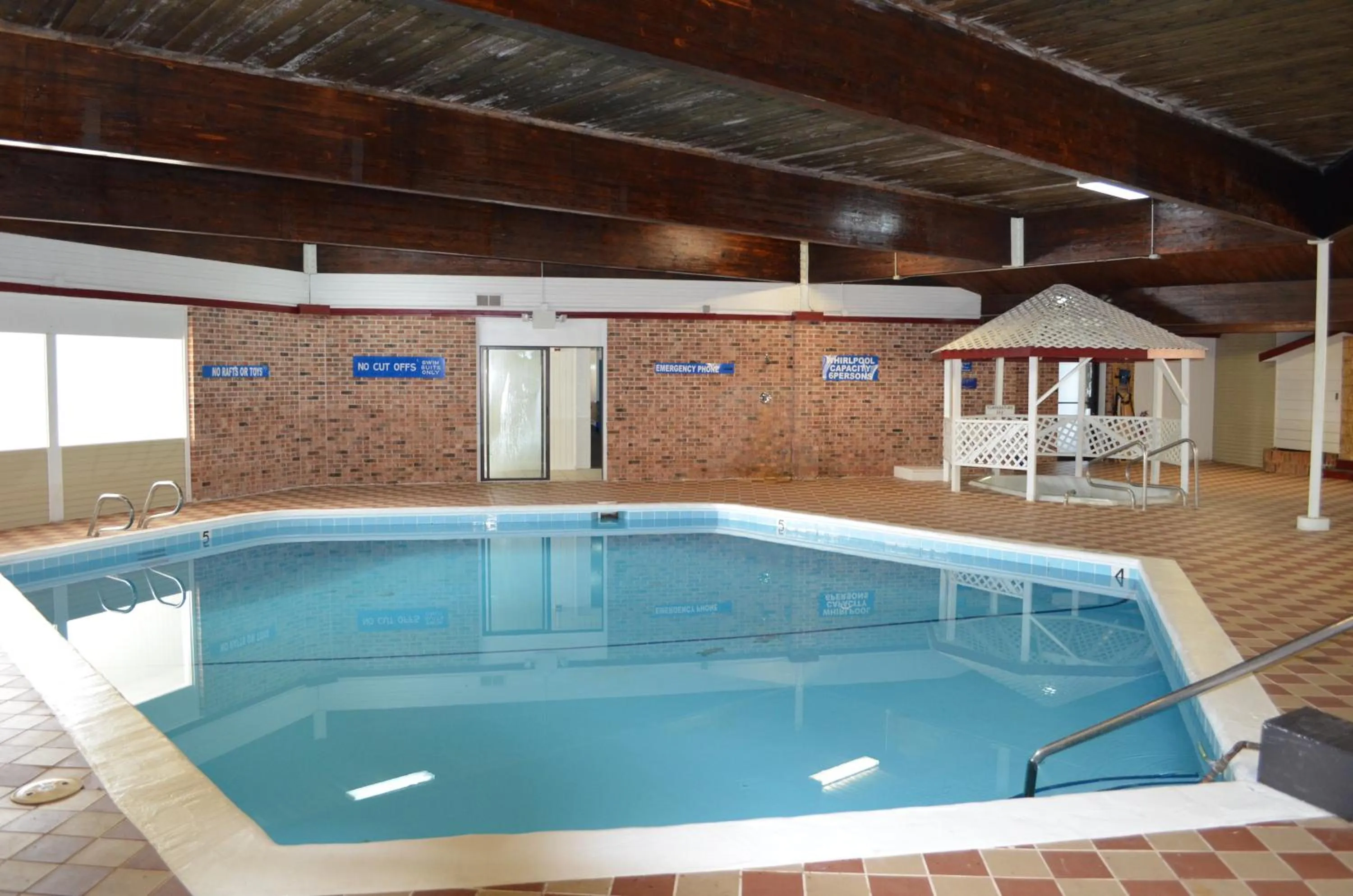 Swimming pool in Econo Lodge Manistee