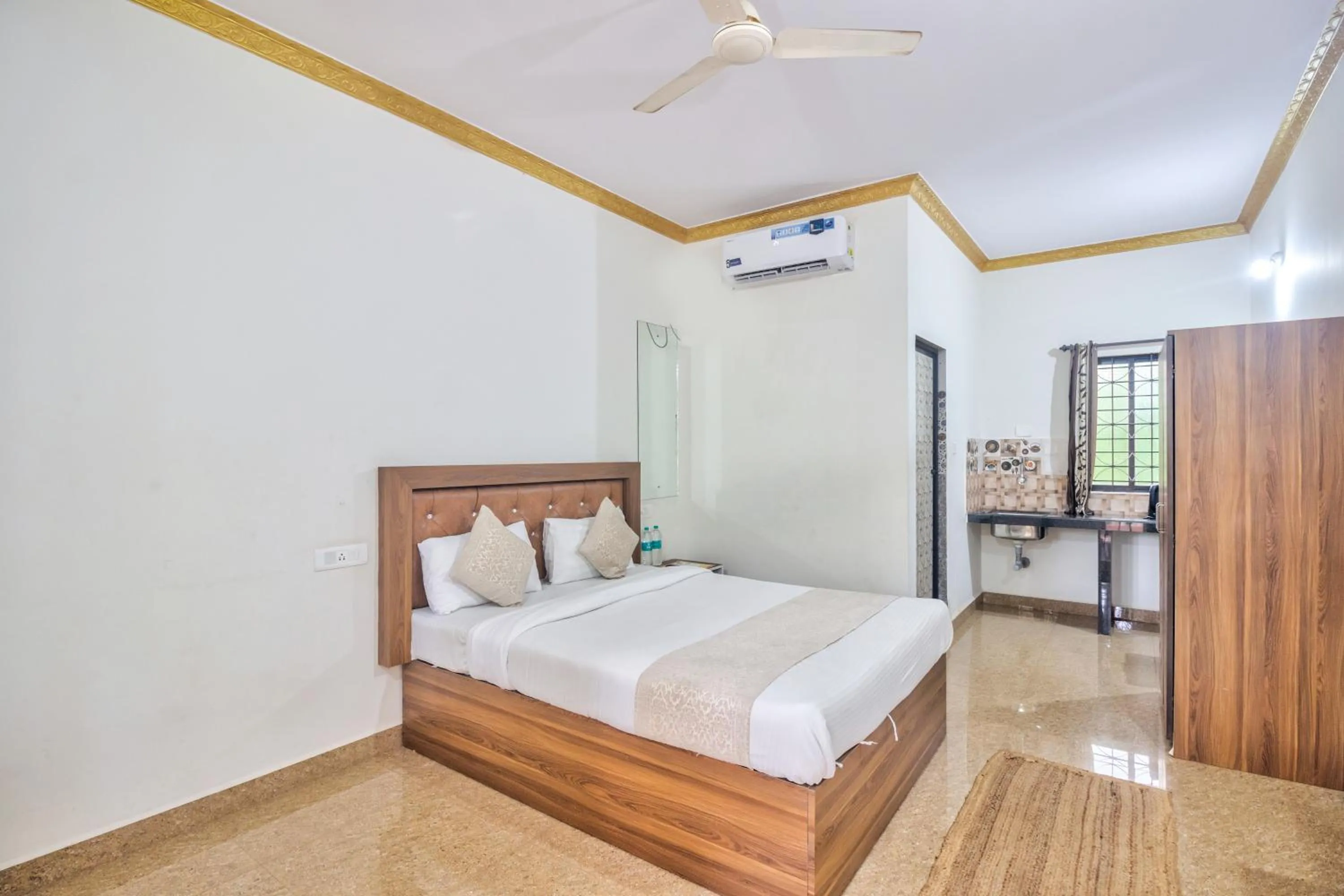 Photo of the whole room, Bed in Hotel Calangute bay